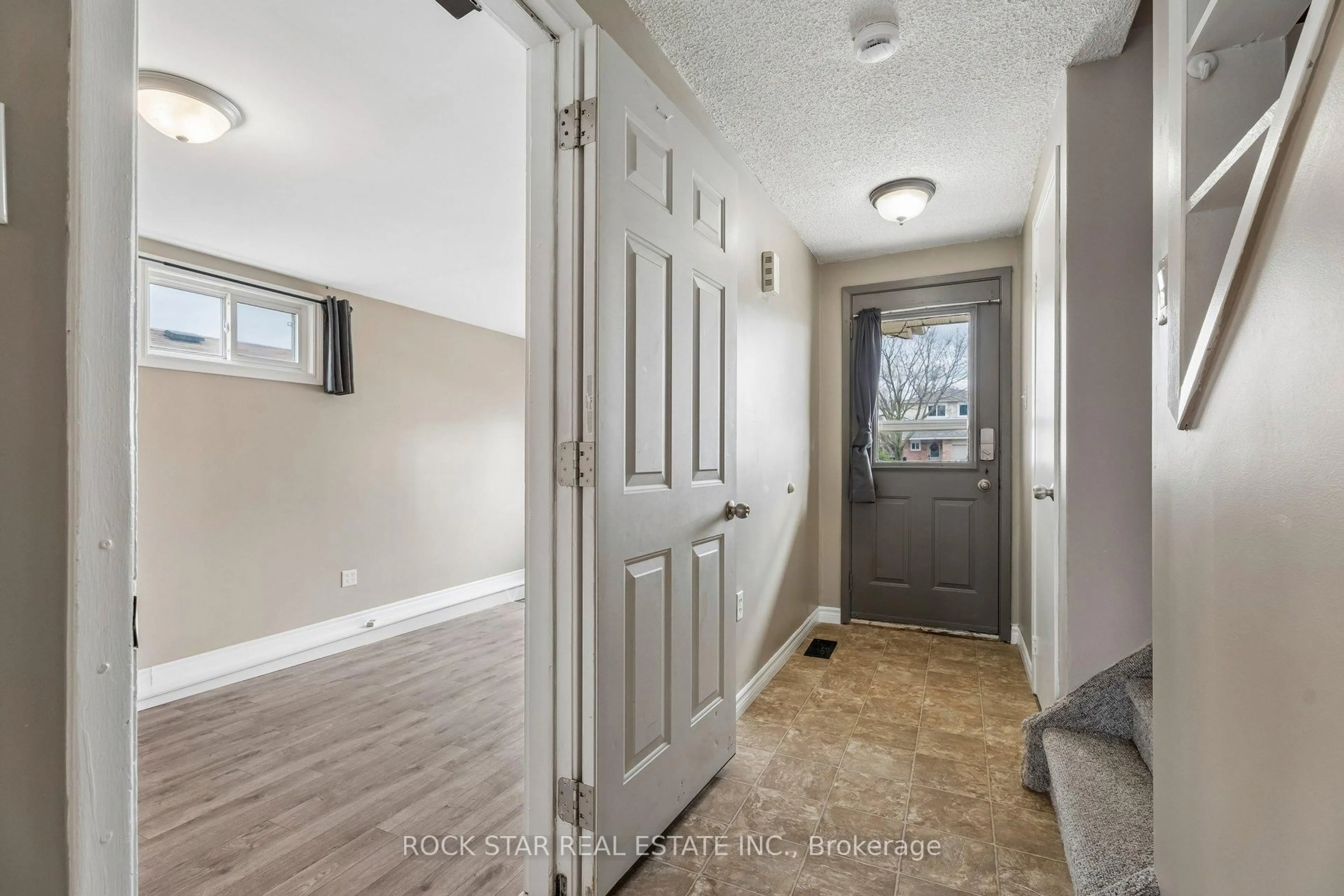 Indoor entryway for 62 Corbett Dr, Barrie Ontario L4M 5V2