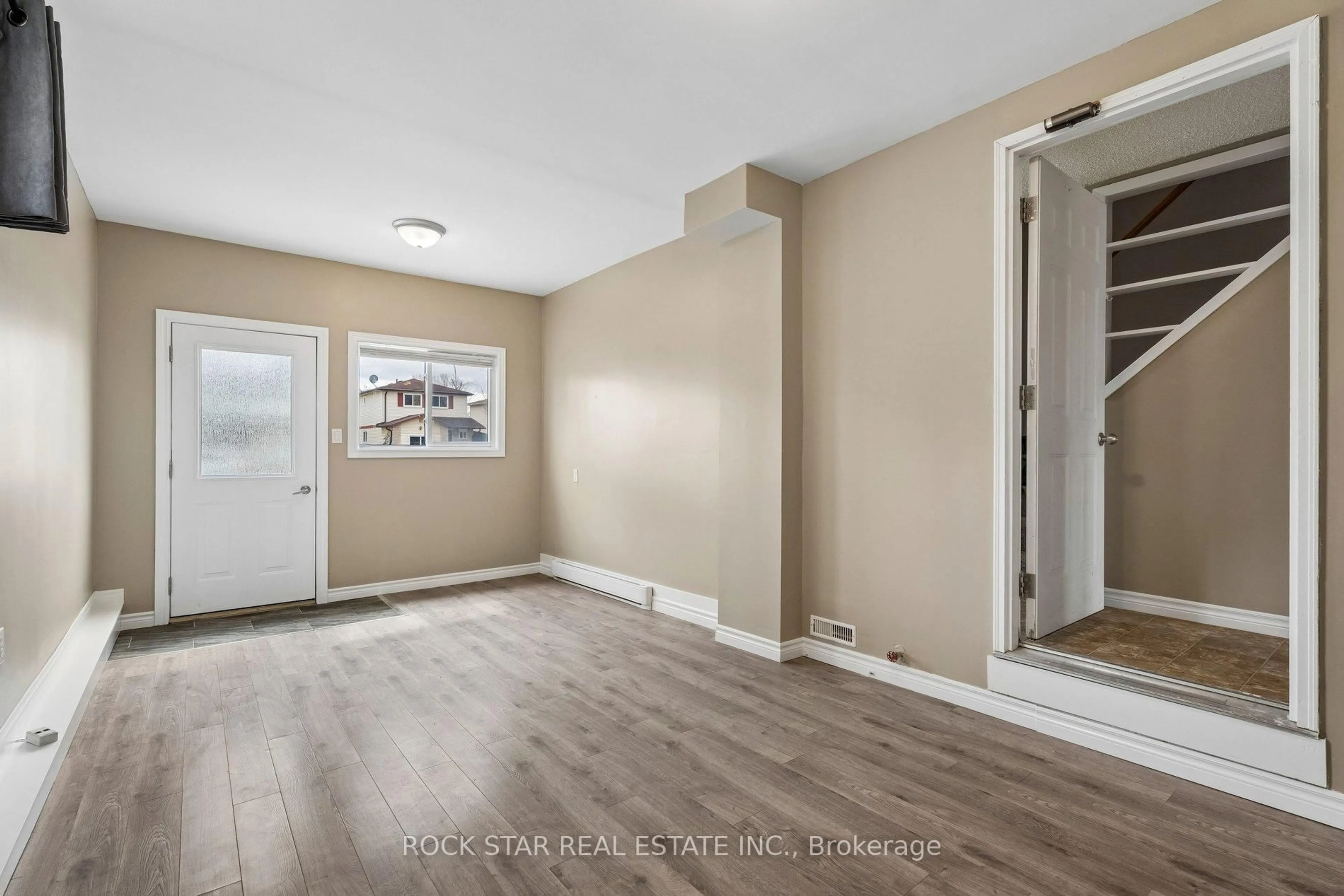Indoor entryway for 62 Corbett Dr, Barrie Ontario L4M 5V2