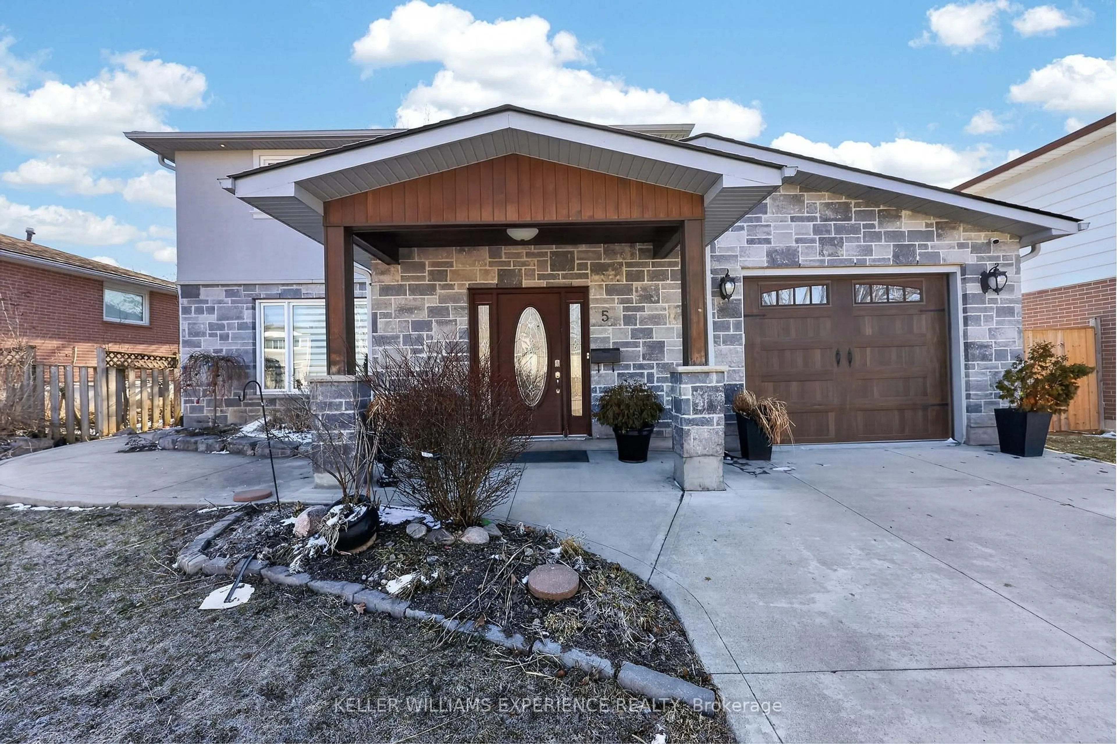 Home with brick exterior material, street for 5 Jills Crt, Barrie Ontario L4M 4L6