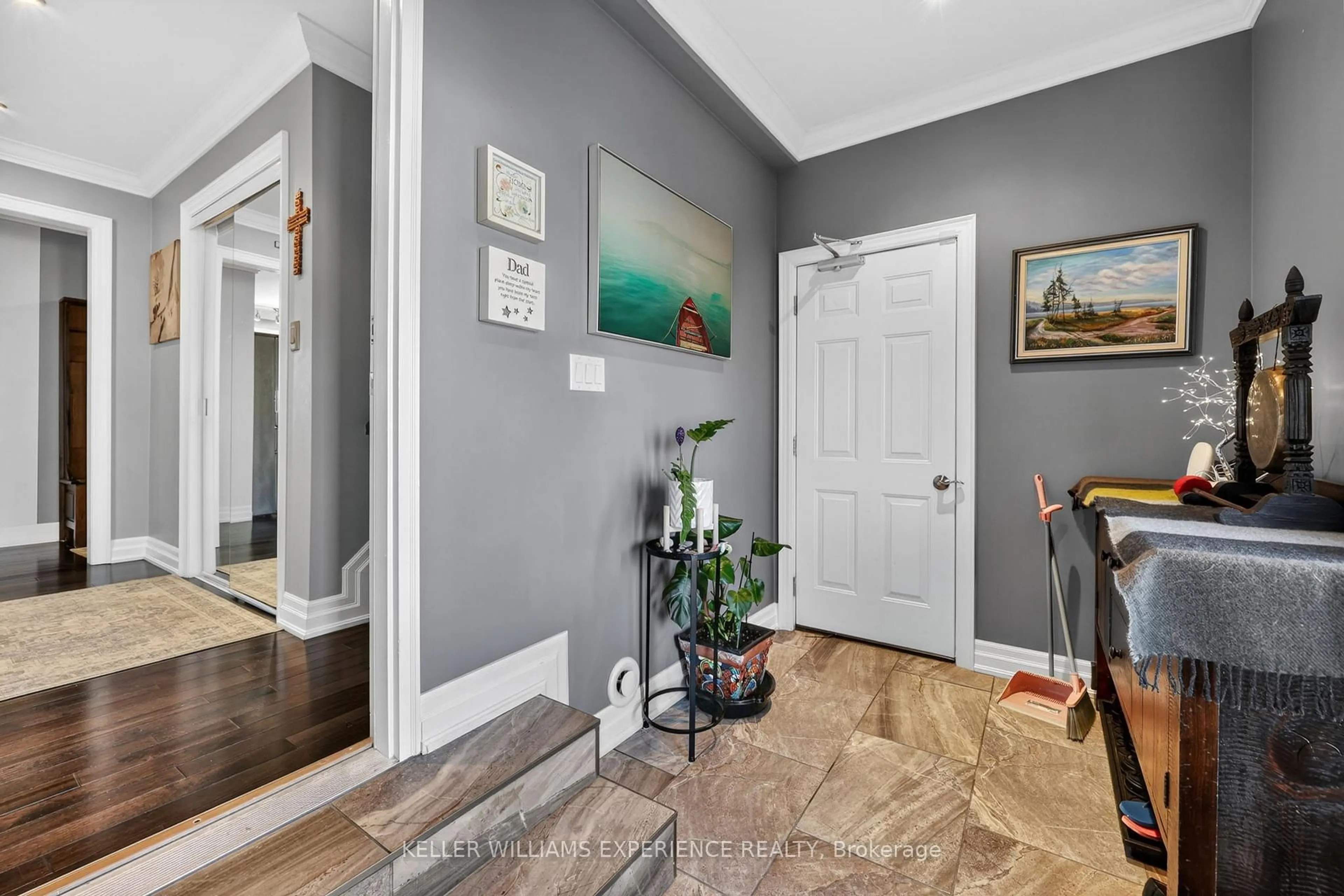 Indoor entryway for 5 Jills Crt, Barrie Ontario L4M 4L6