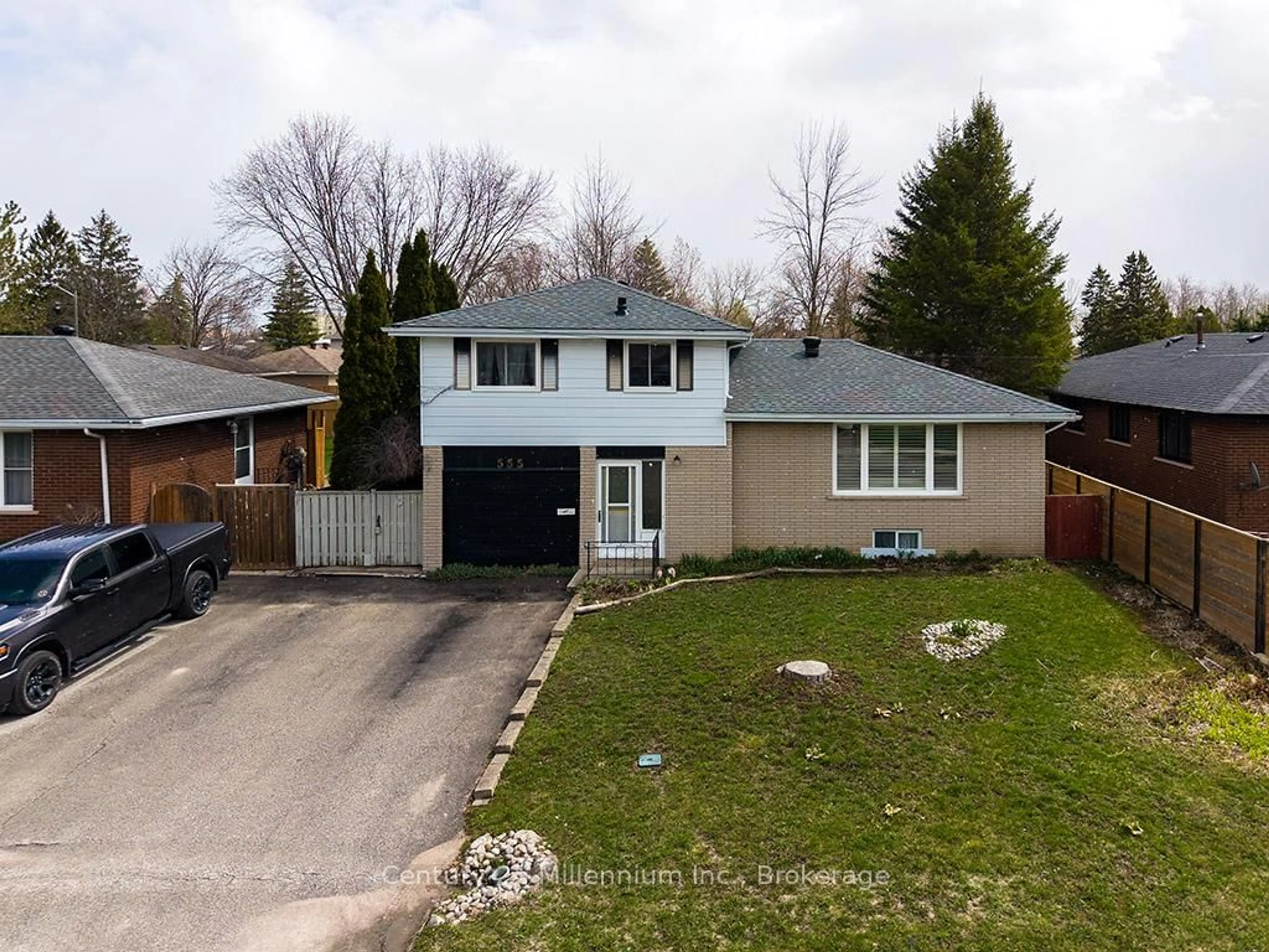 A pic from outside/outdoor area/front of a property/back of a property/a pic from drone, street for 555 Spruce St, Collingwood Ontario L9Y 3H9
