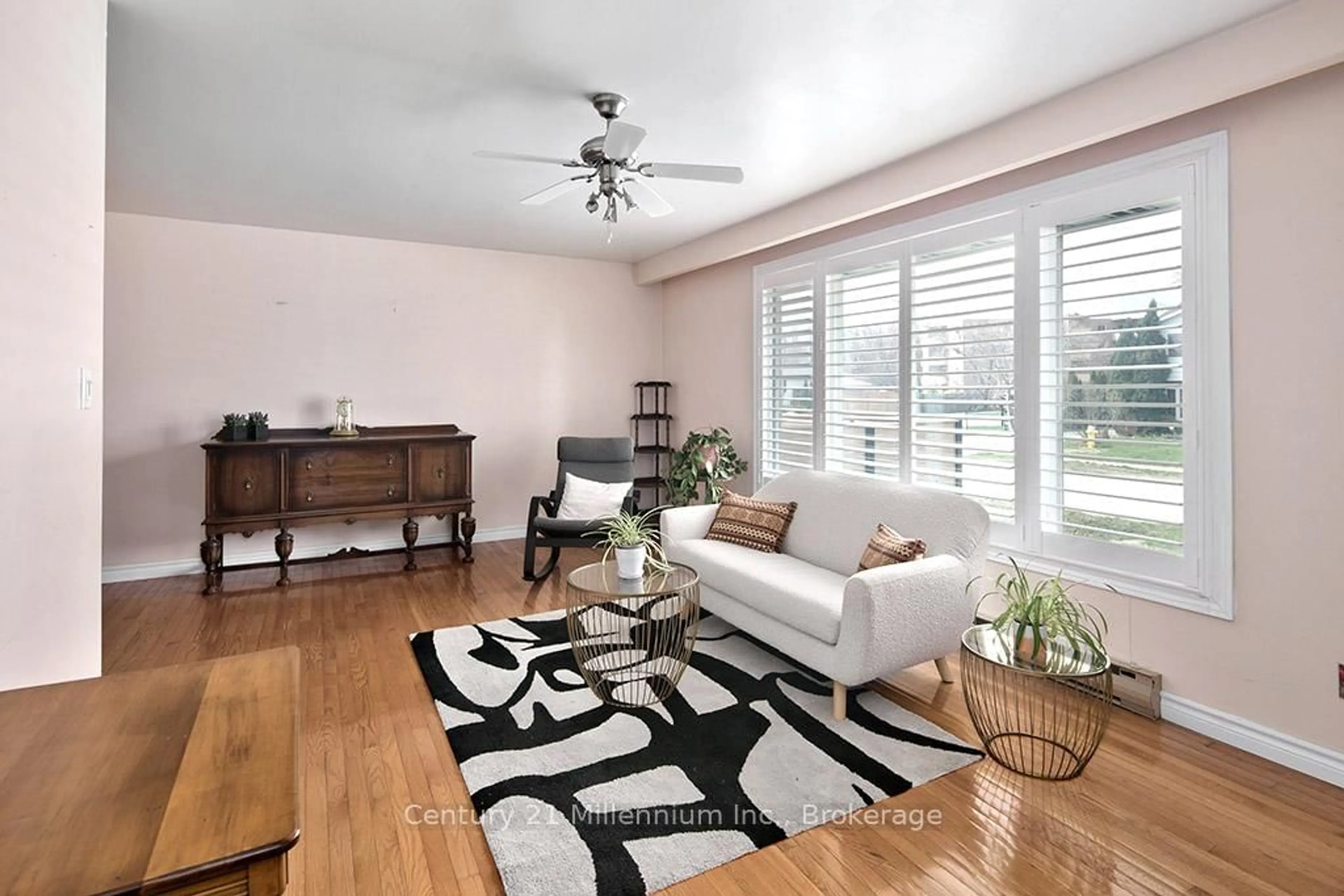 Living room with furniture, unknown for 555 Spruce St, Collingwood Ontario L9Y 3H9