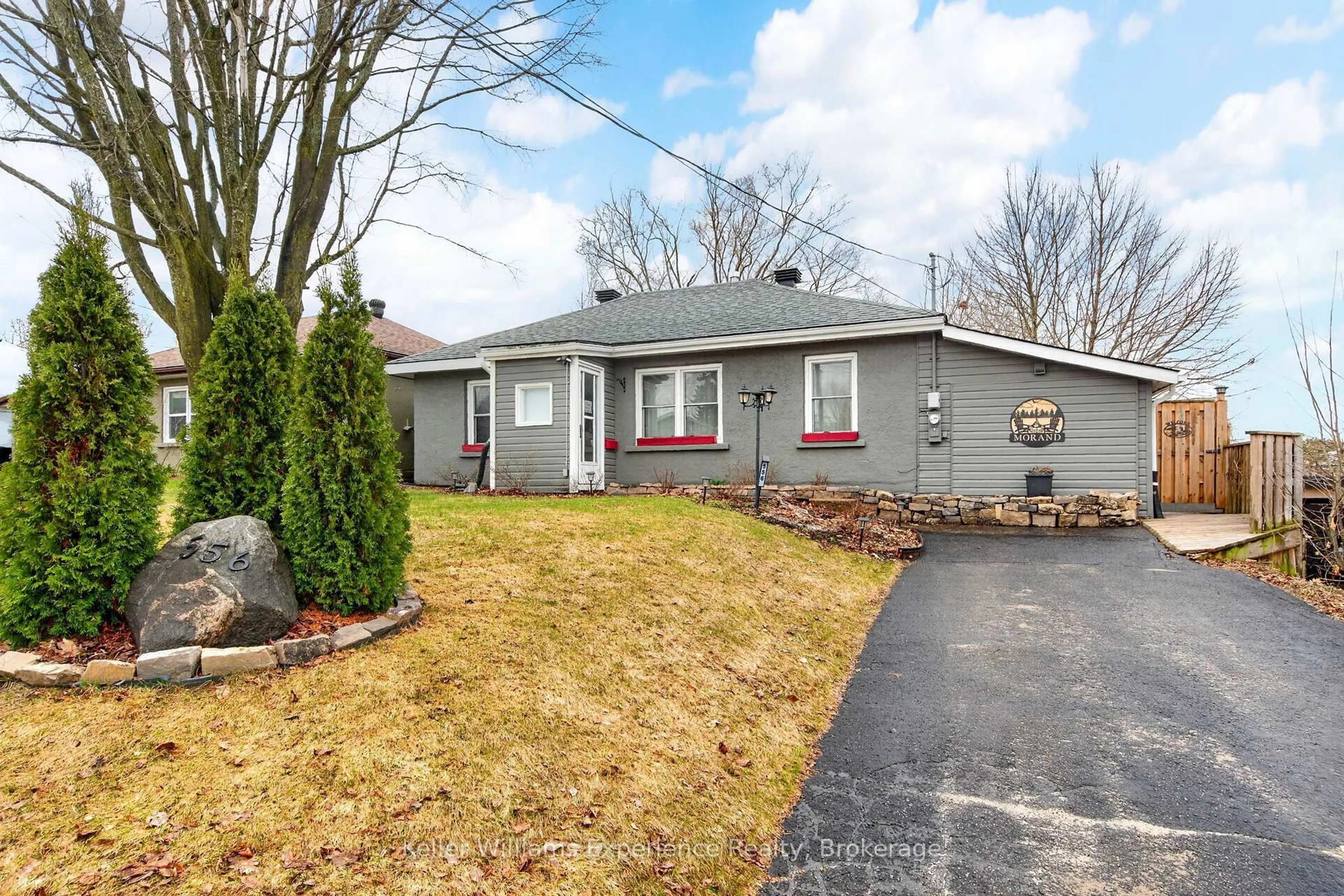 Home with vinyl exterior material, street for 556 Johnson St, Midland Ontario L4R 2Z2