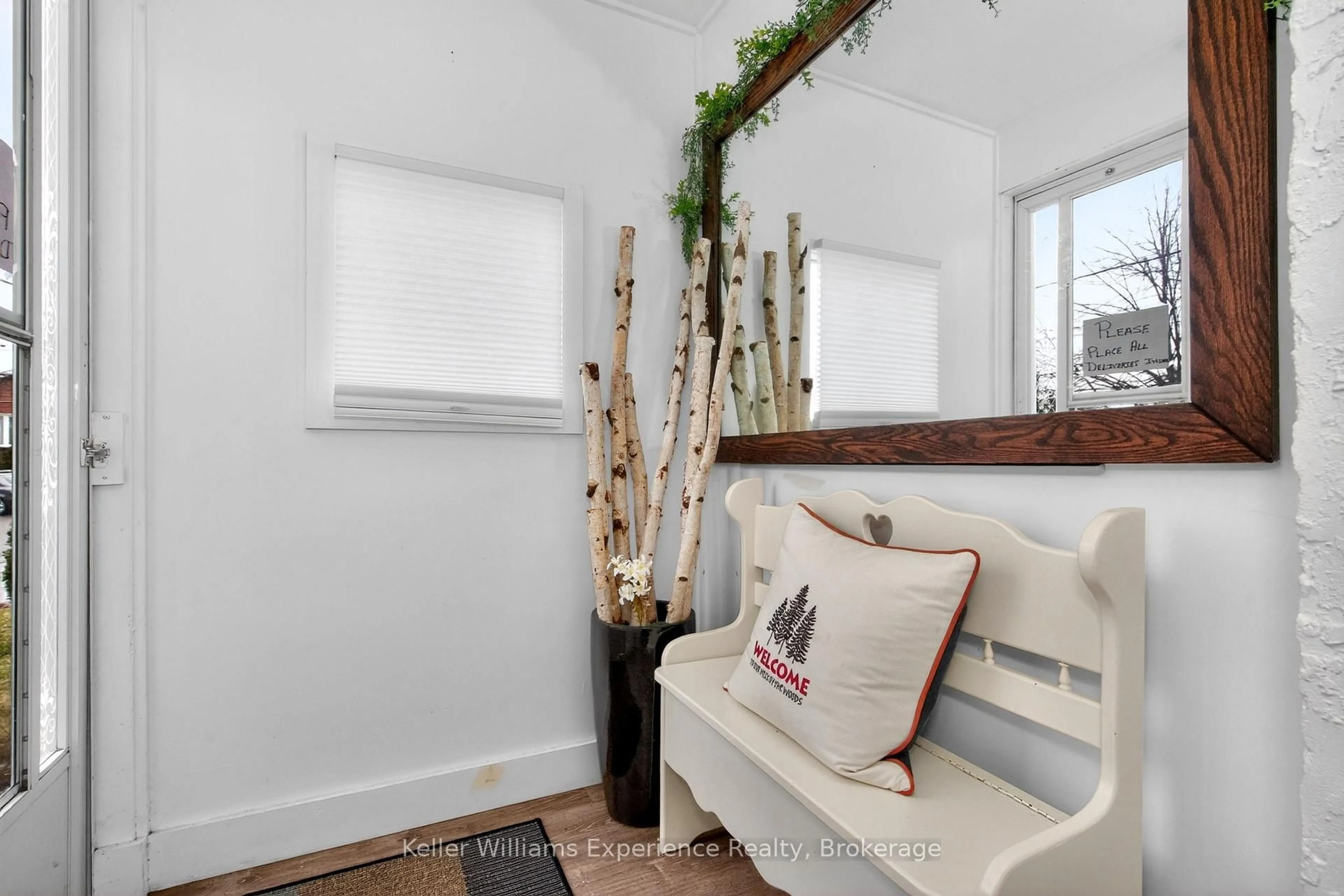 Indoor entryway for 556 Johnson St, Midland Ontario L4R 2Z2