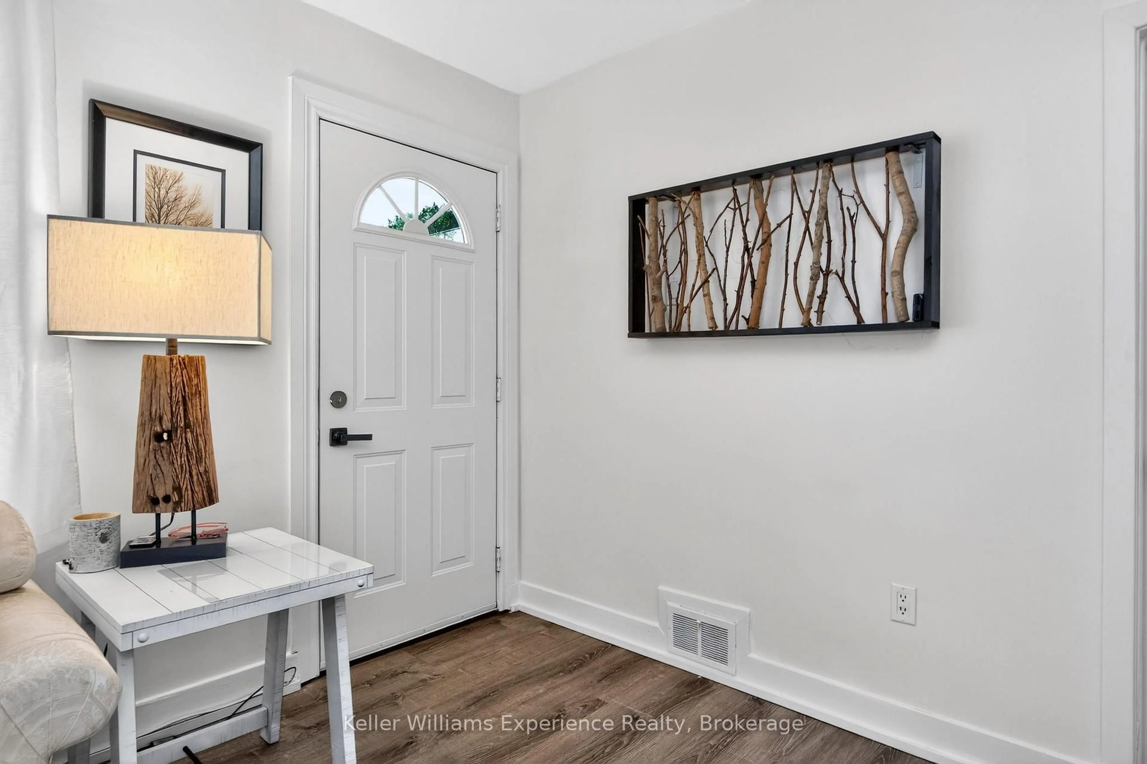 Indoor entryway for 556 Johnson St, Midland Ontario L4R 2Z2