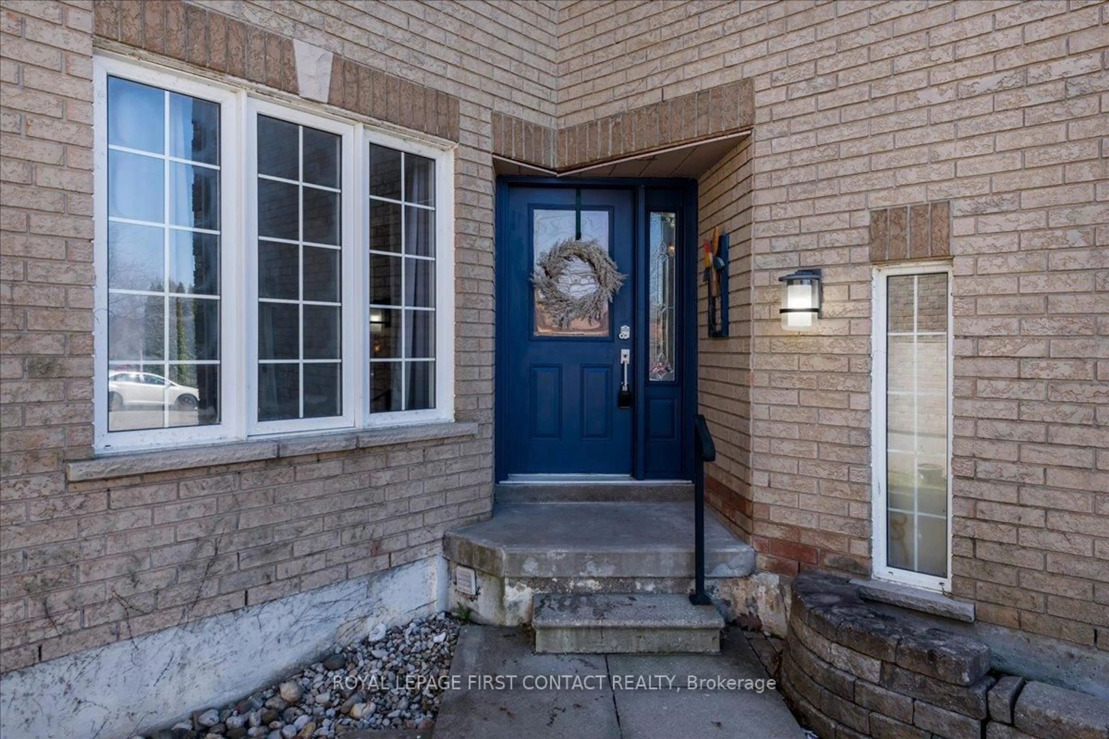 Indoor entryway for 83 Violet St, Barrie Ontario L4N 9N3