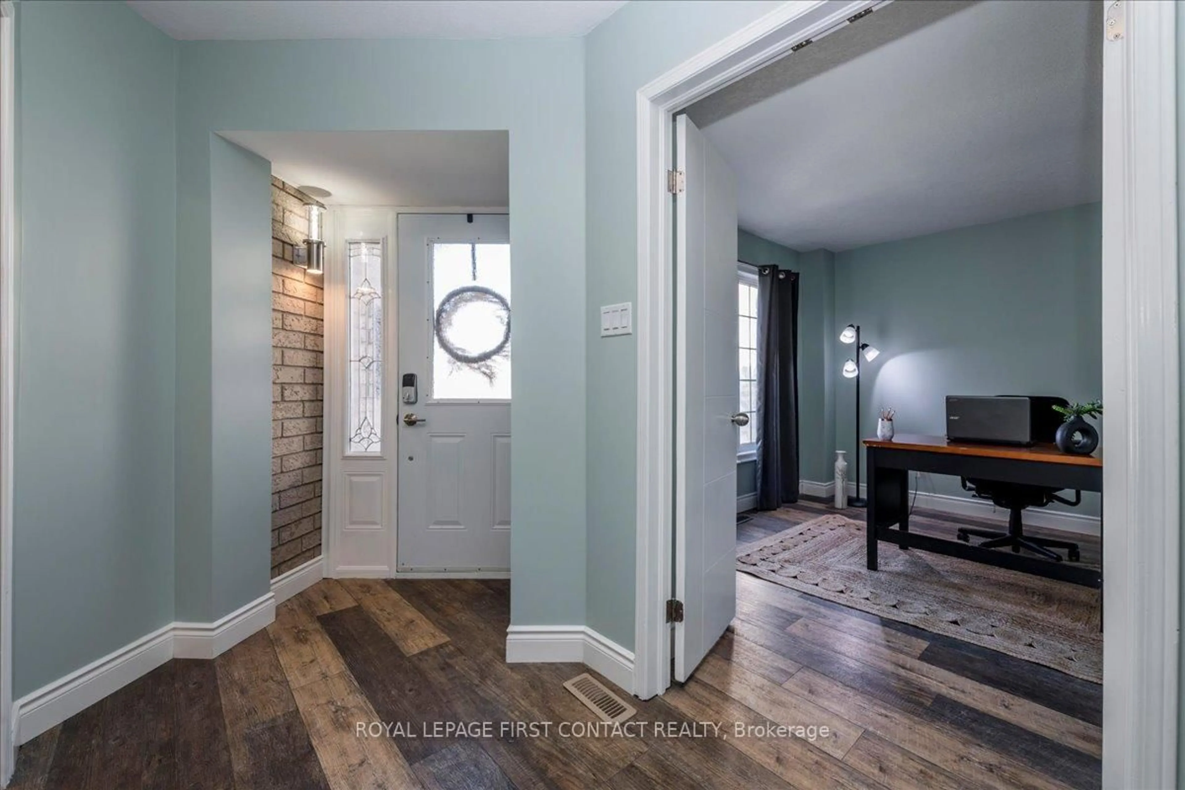 Indoor entryway for 83 Violet St, Barrie Ontario L4N 9N3