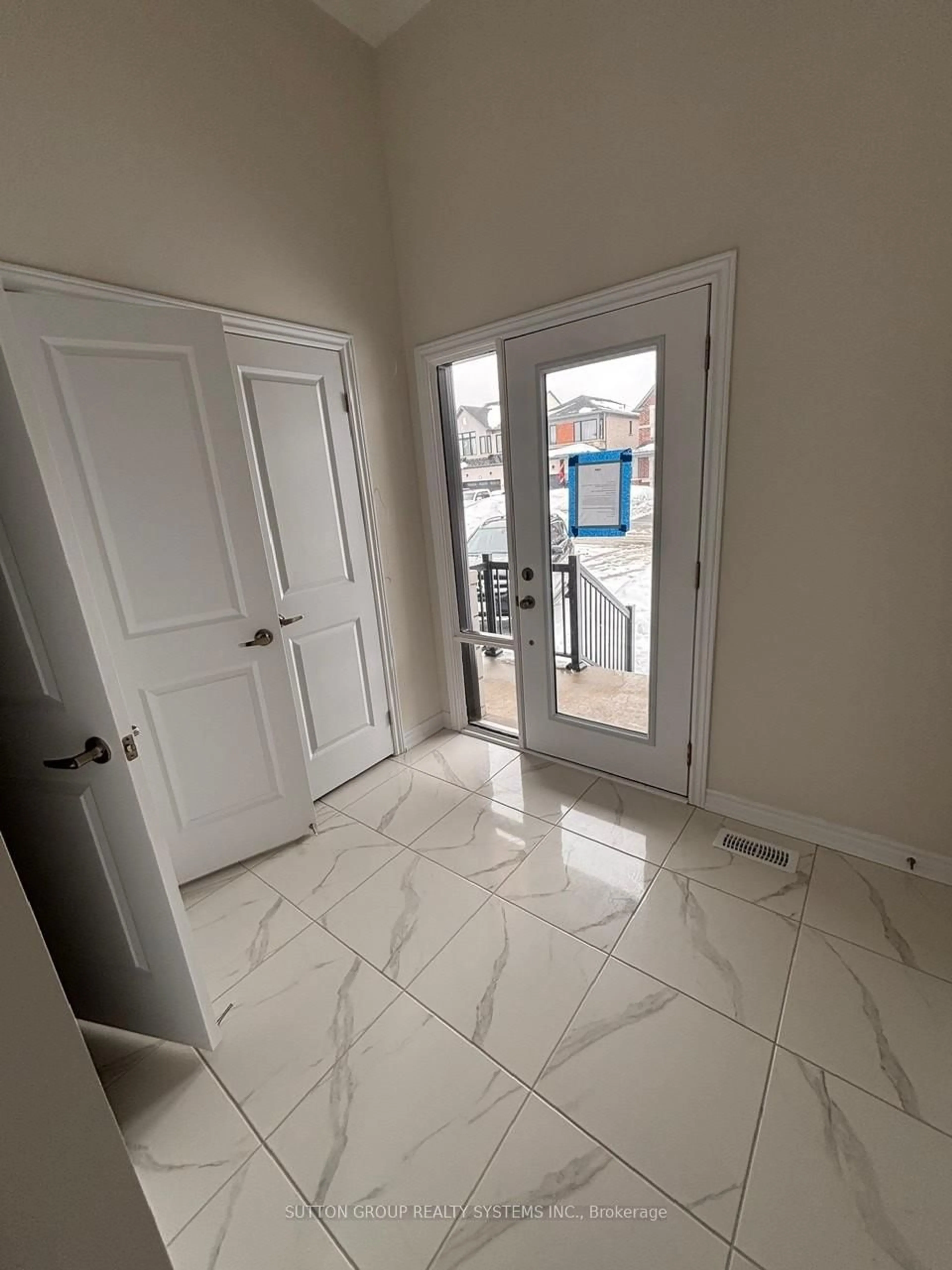 Indoor entryway for 14 Federica Cres, Wasaga Beach Ontario L9Z 0N5
