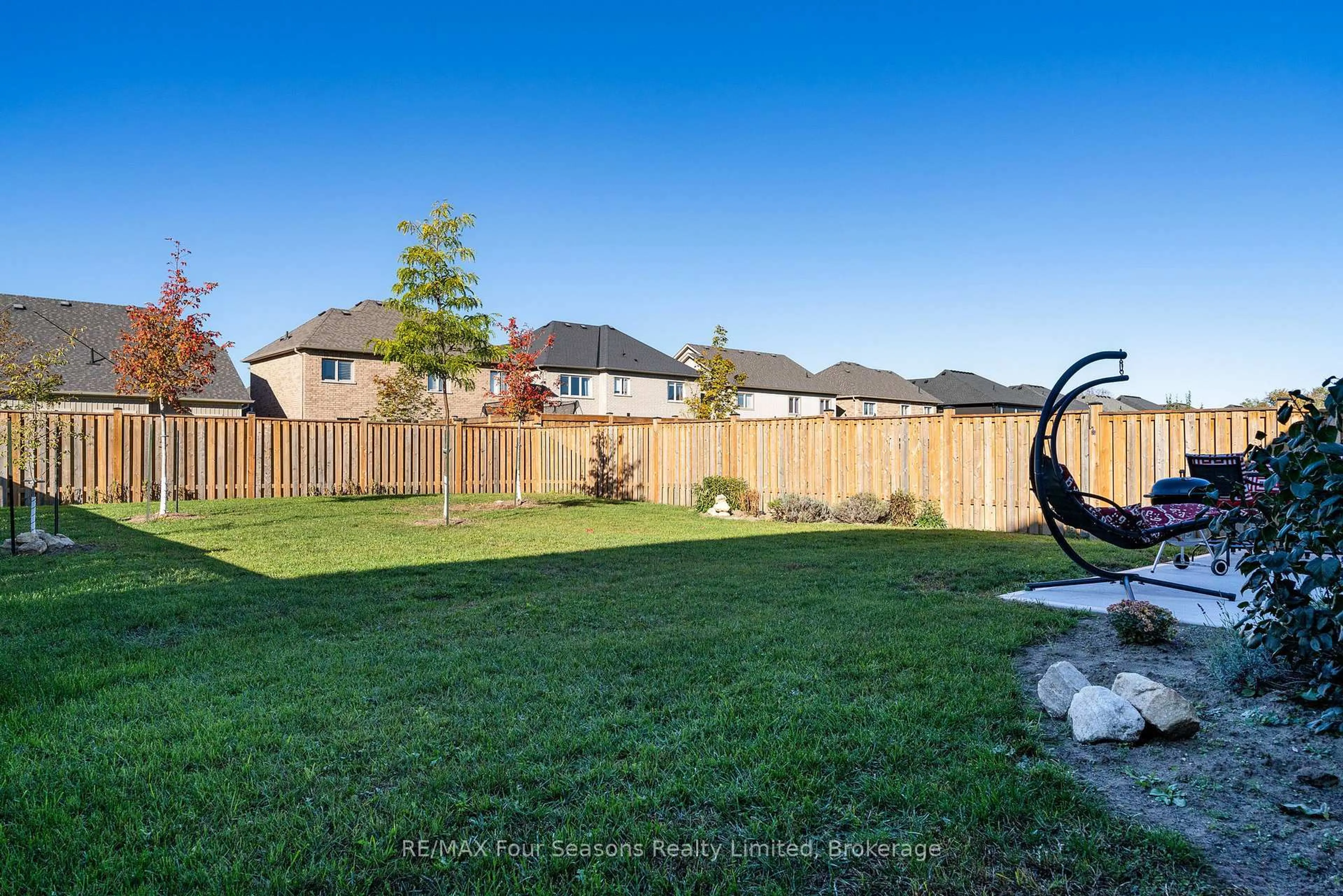 Patio, mountain view for 32 Dey Dr, Collingwood Ontario L9Y 2P7