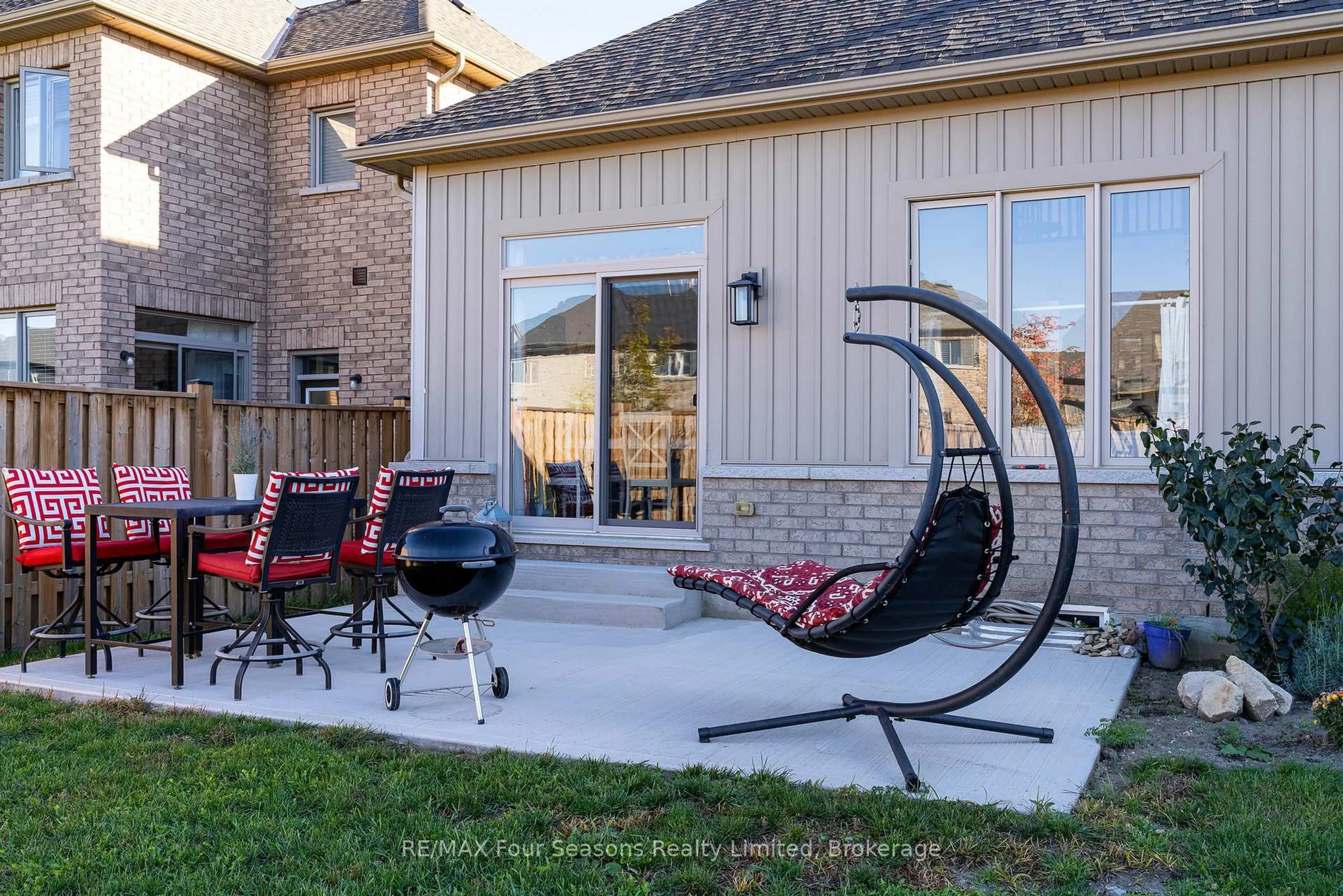 Patio, mountain view for 32 Dey Dr, Collingwood Ontario L9Y 2P7