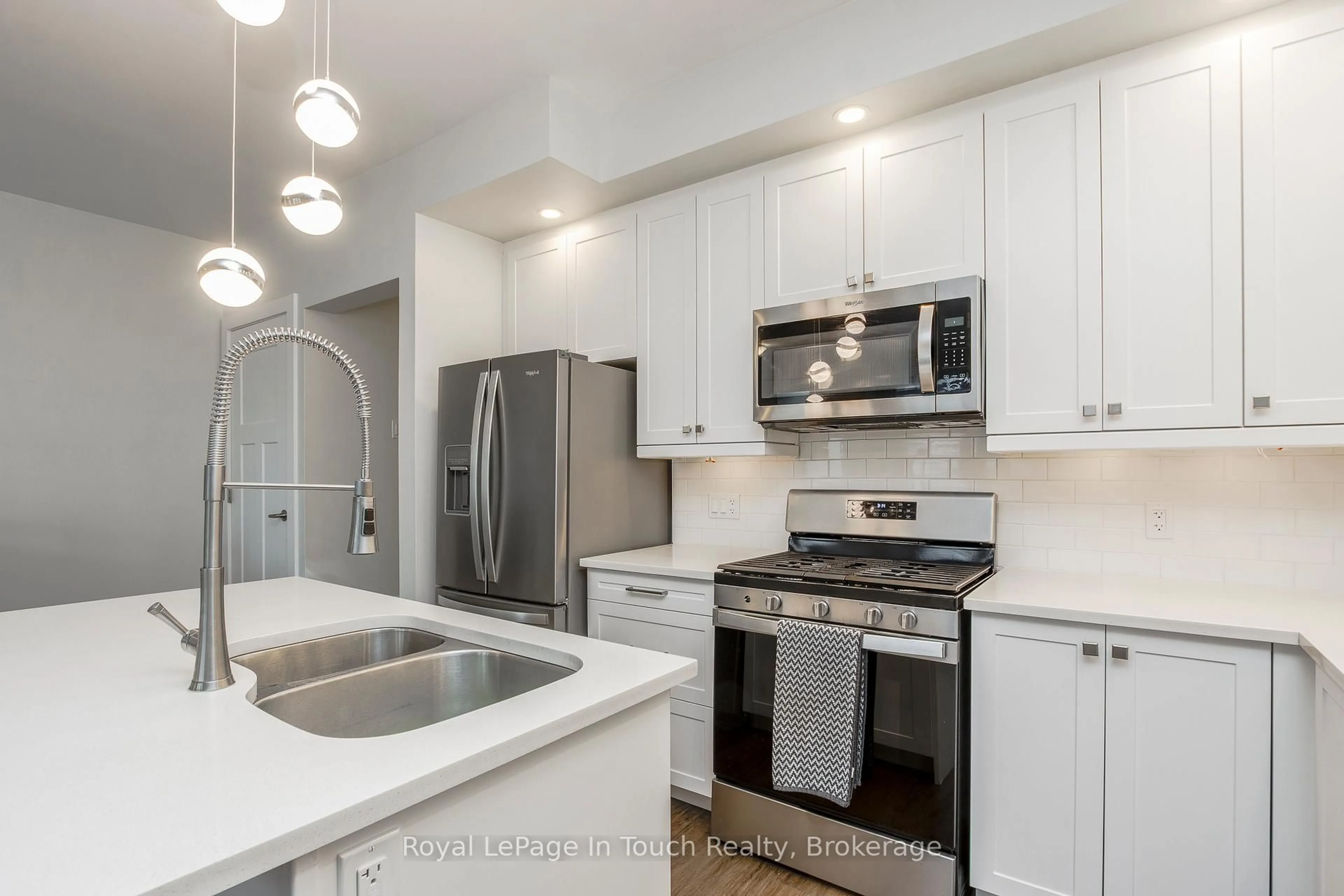 Open concept kitchen, ceramic/tile floor for 72 DISCOVERY TRAIL, Midland Ontario L4R 0H4