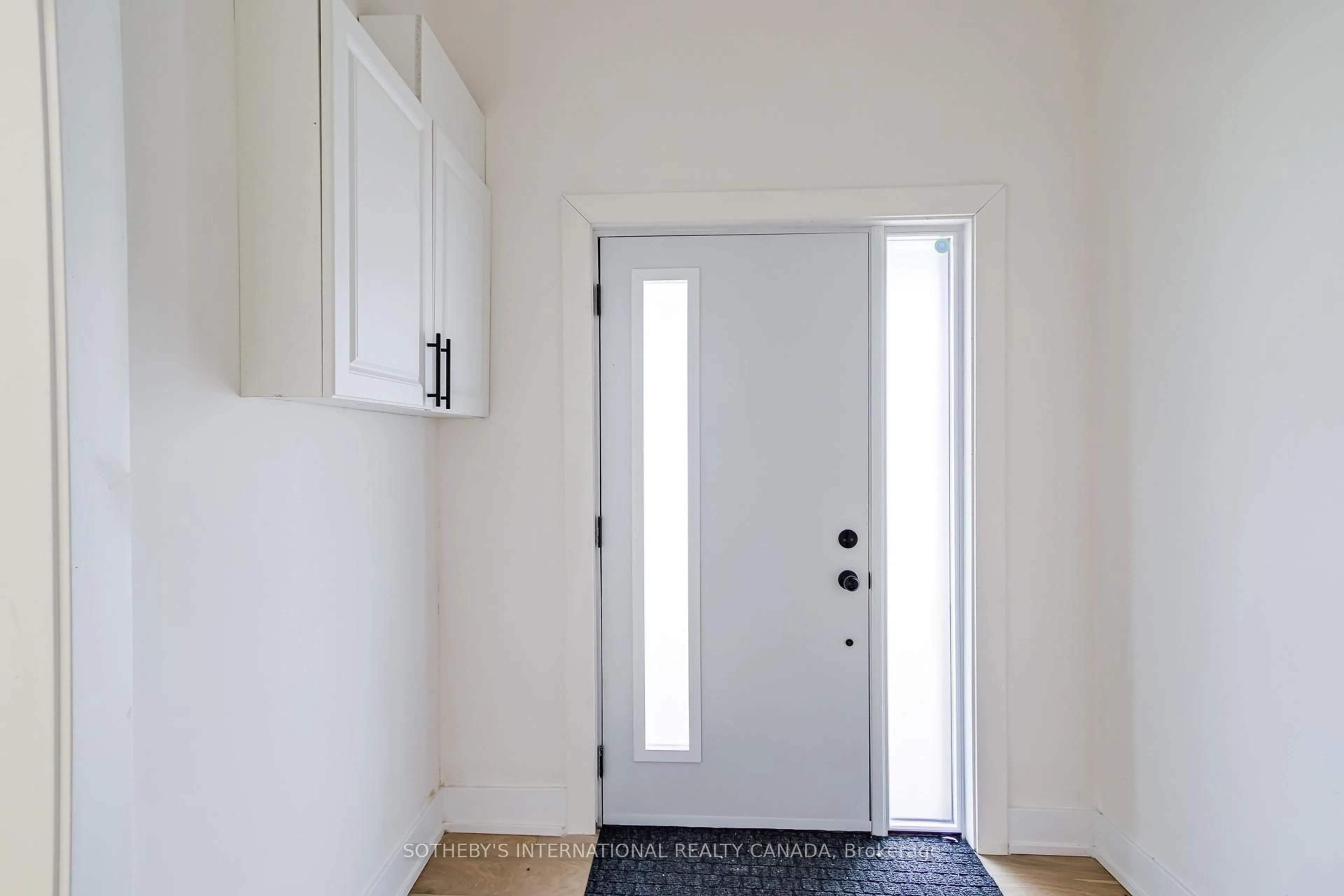 Indoor entryway for 64 Birch St, Collingwood Ontario L9Y 2V1