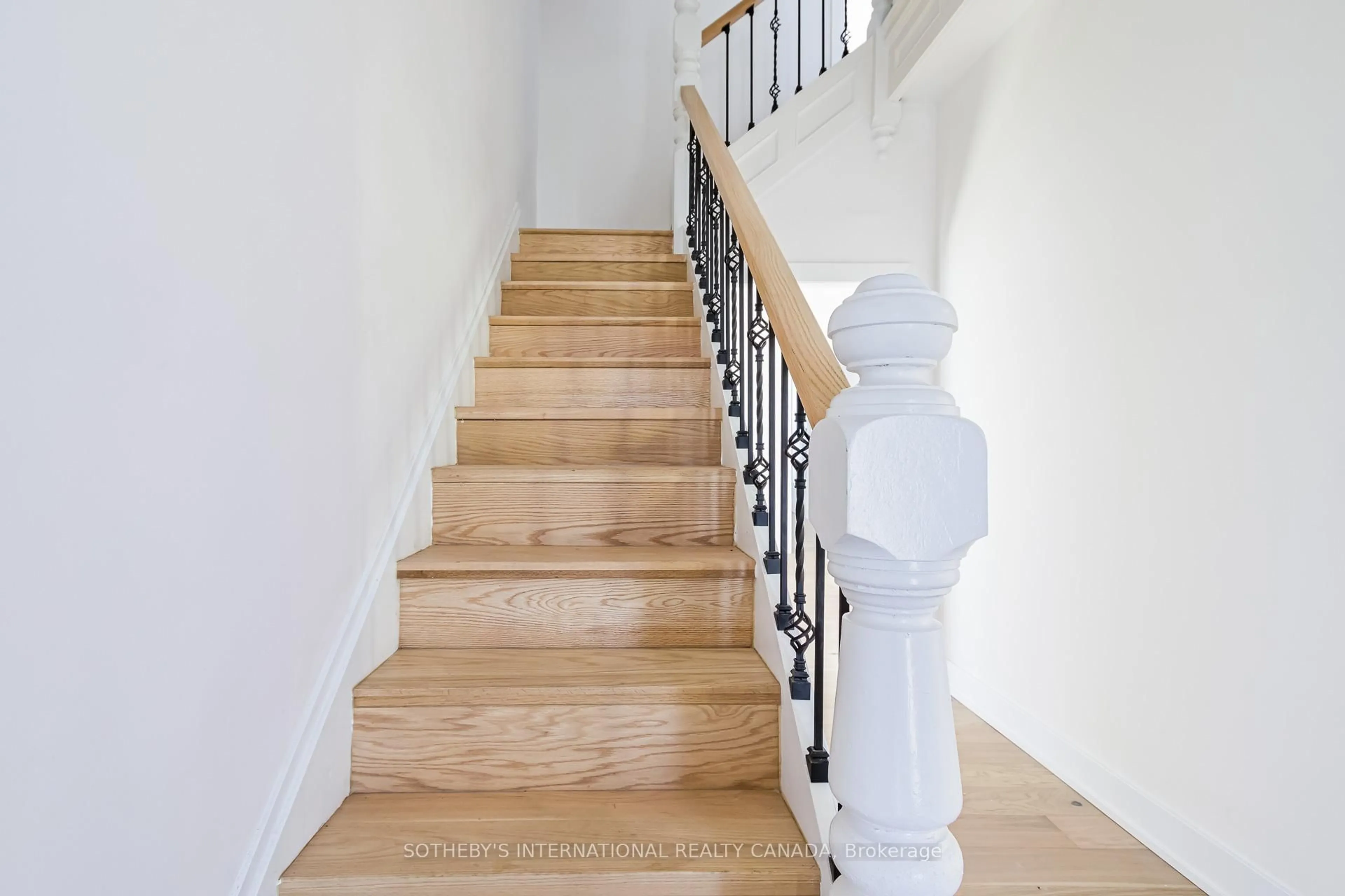 Stairs for 64 Birch St, Collingwood Ontario L9Y 2V1