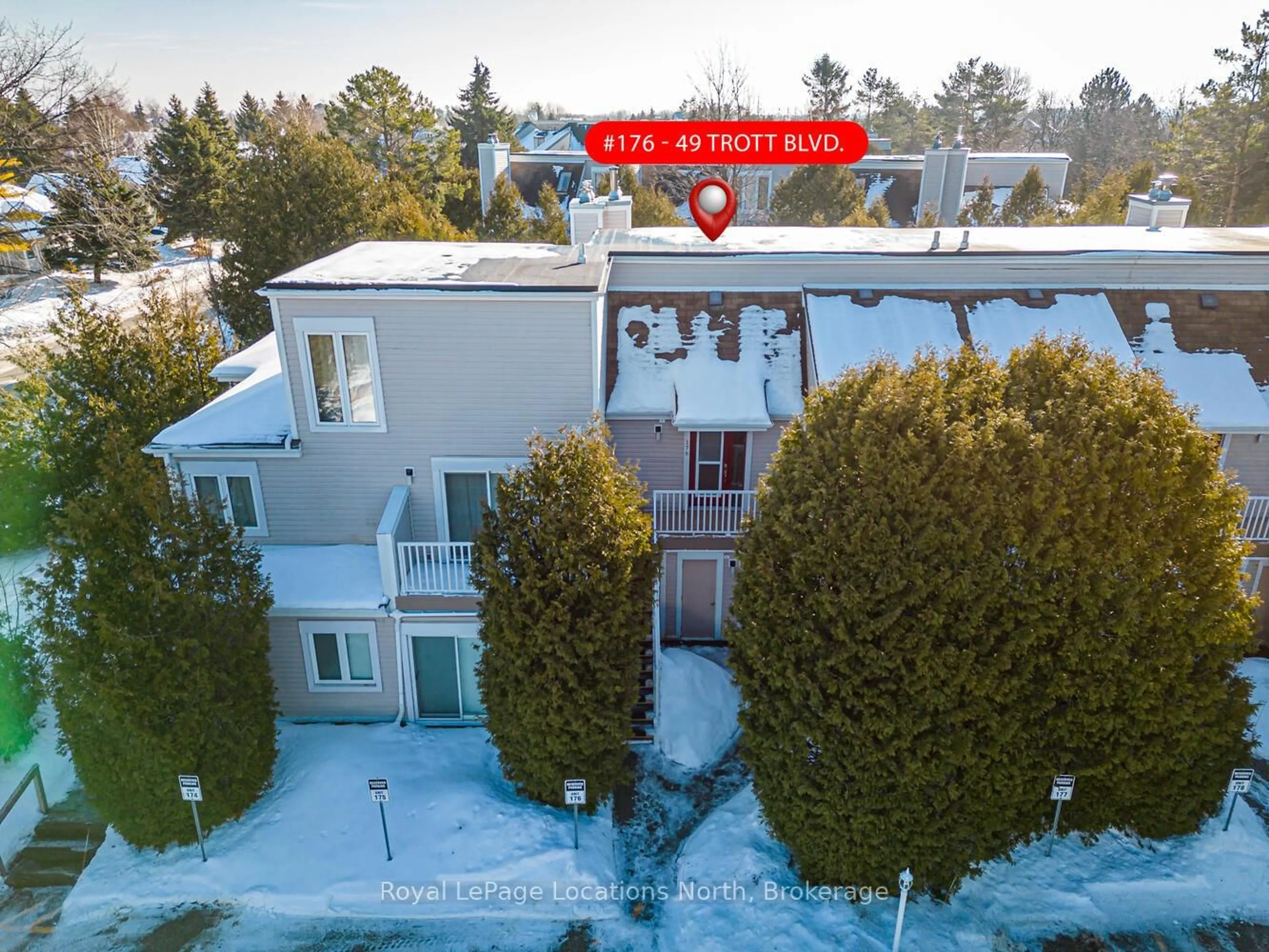 A pic from outside/outdoor area/front of a property/back of a property/a pic from drone, street for 49 TROTT Blvd #176, Collingwood Ontario L9Y 5B8