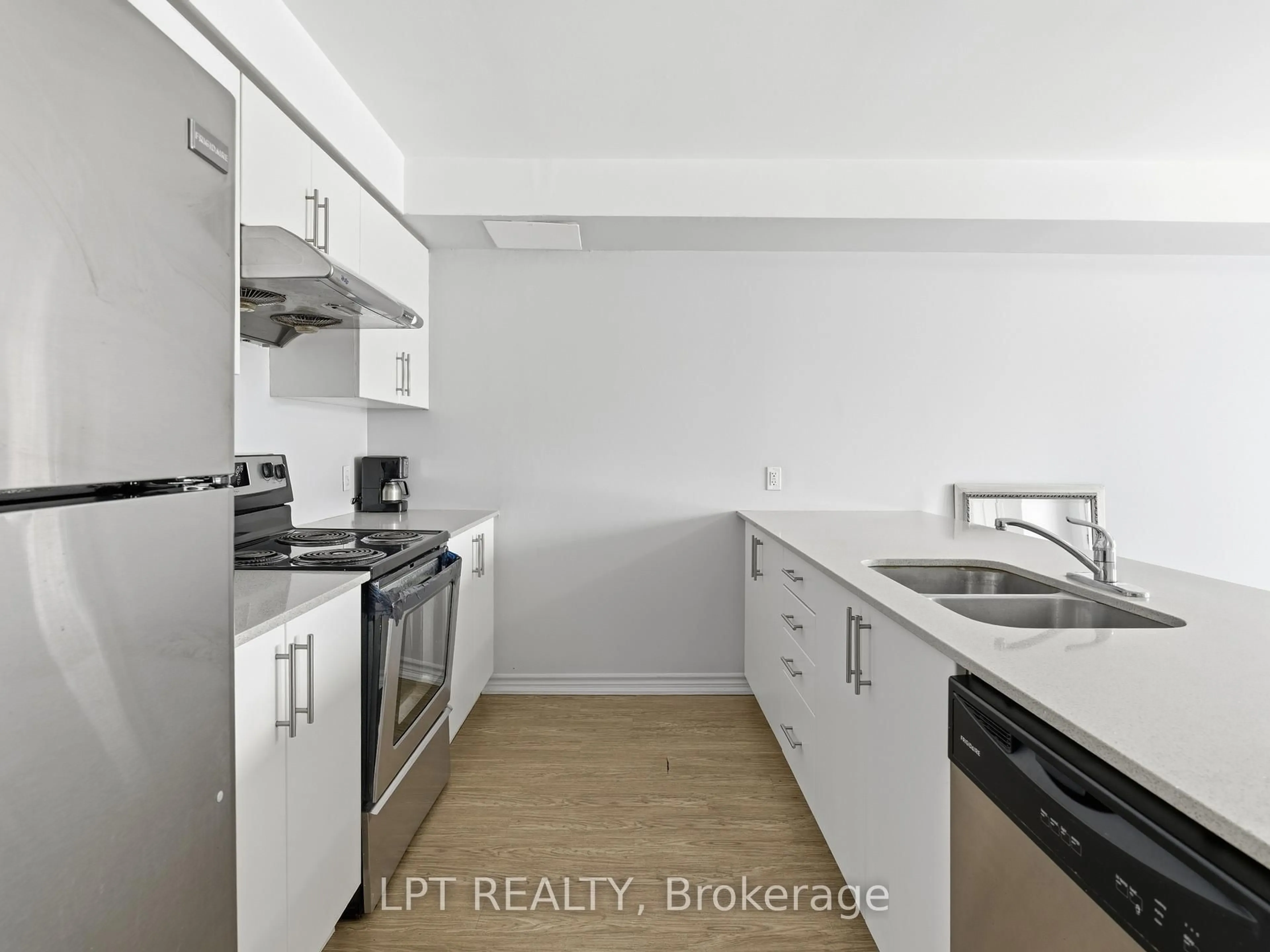 Standard kitchen, unknown for 244 Penetanguishene Rd #4, Oro-Medonte Ontario L4M 7C2