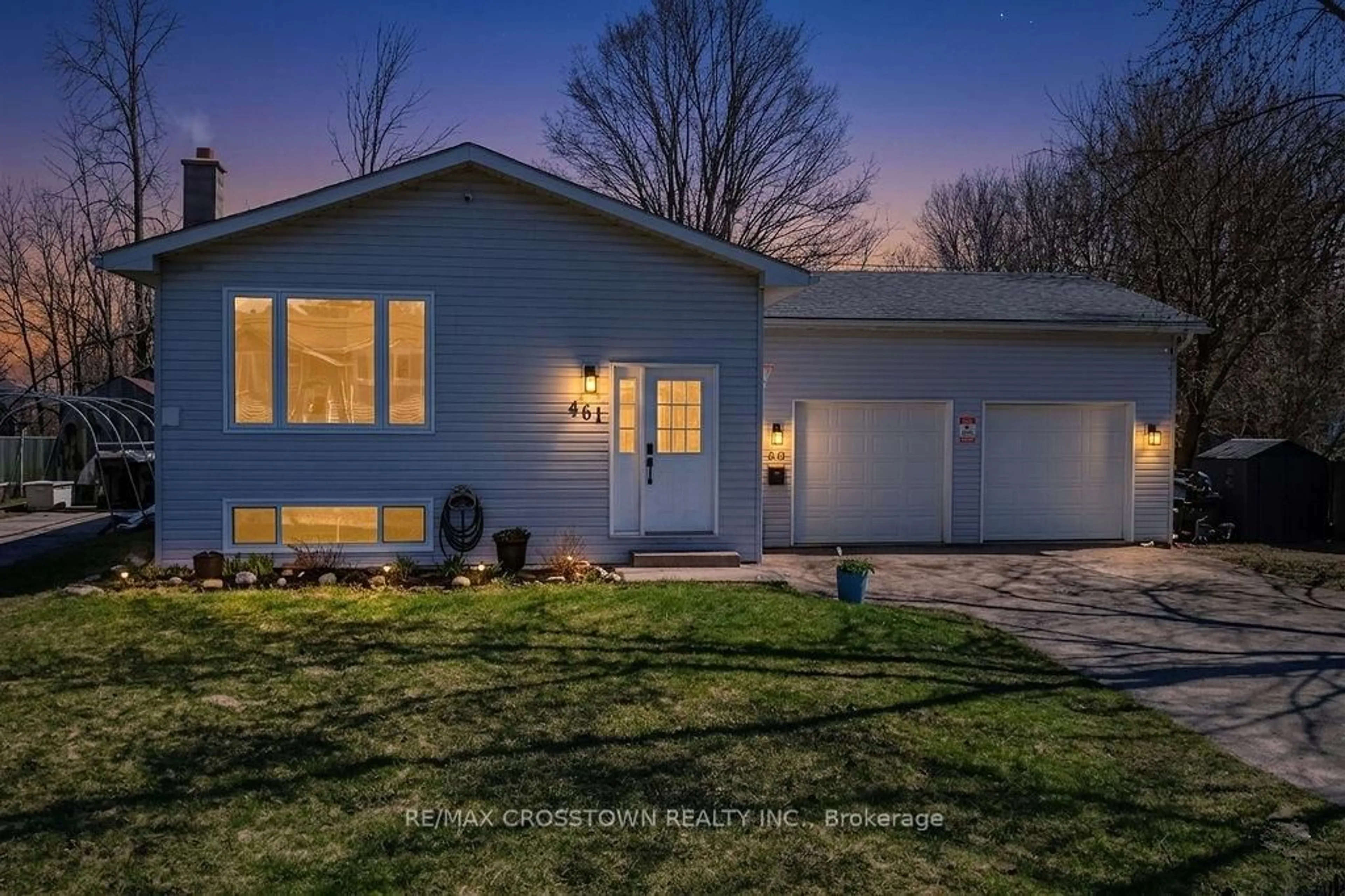 Home with vinyl exterior material, street for 461 Barnes Ave, Tay Ontario L0K 1R0