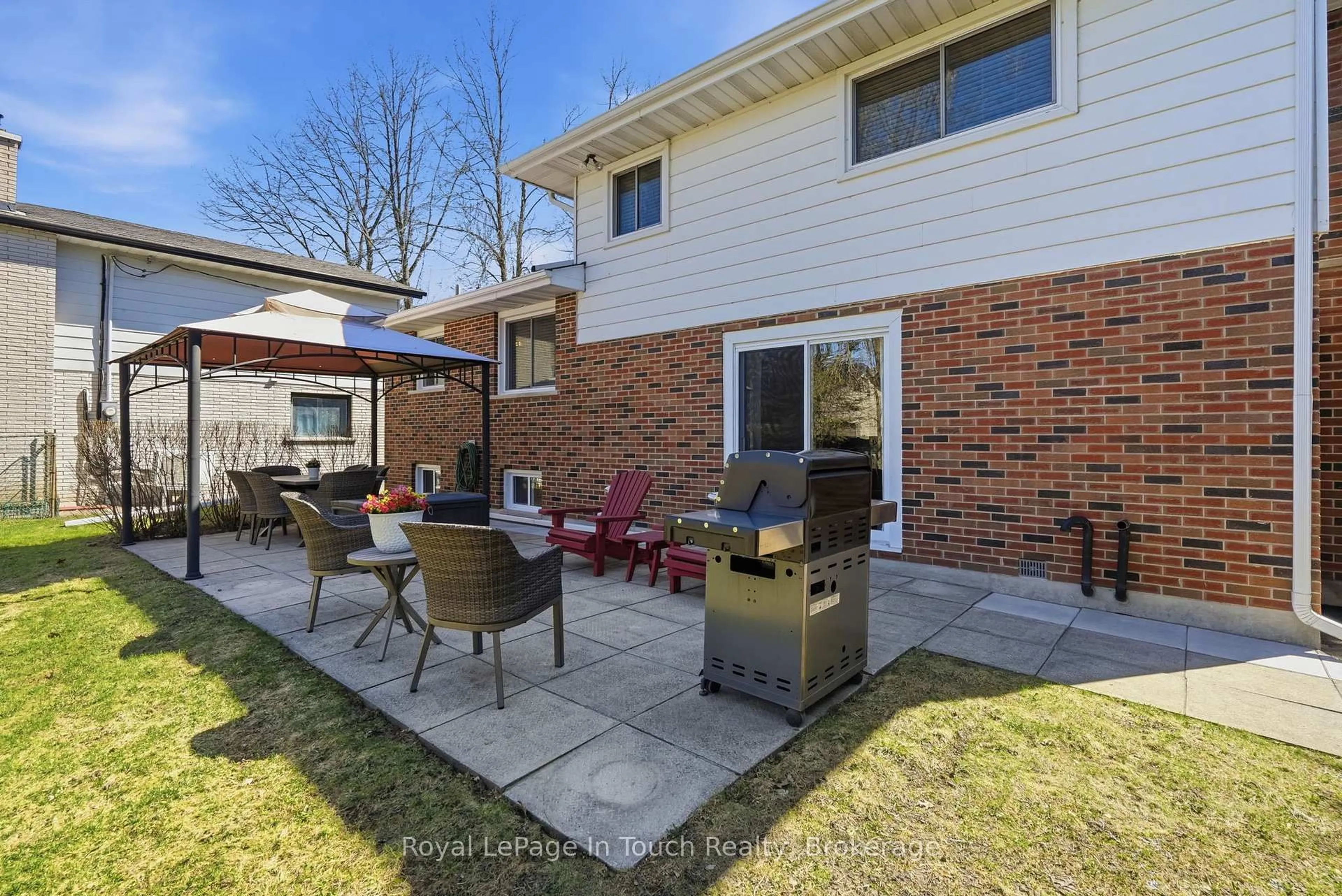 Patio, street for 636 Broadview Ave, Orillia Ontario L3V 6N8