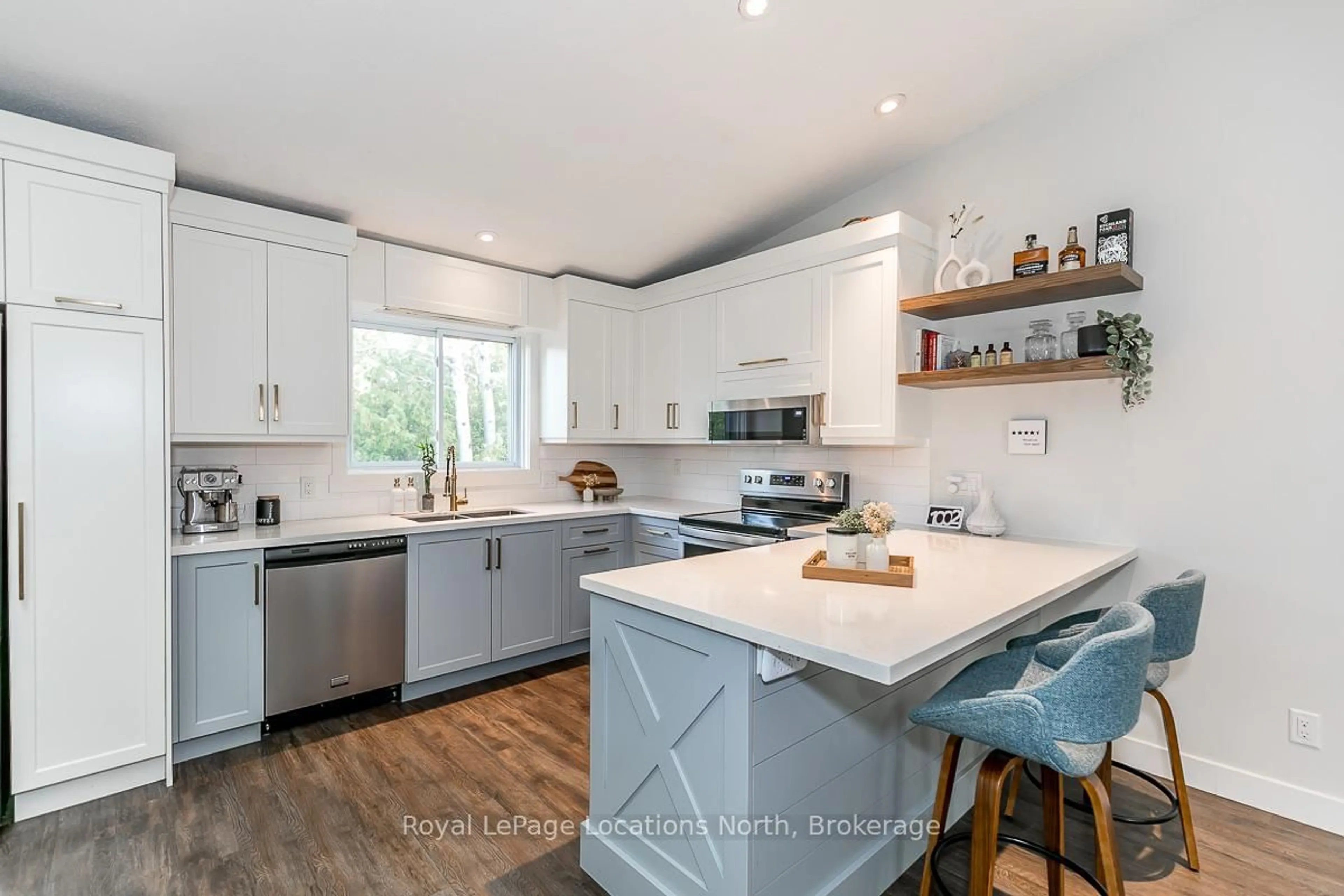 Open concept kitchen, unknown for 14 Dawson Dr #415, Collingwood Ontario L9Y 5B4