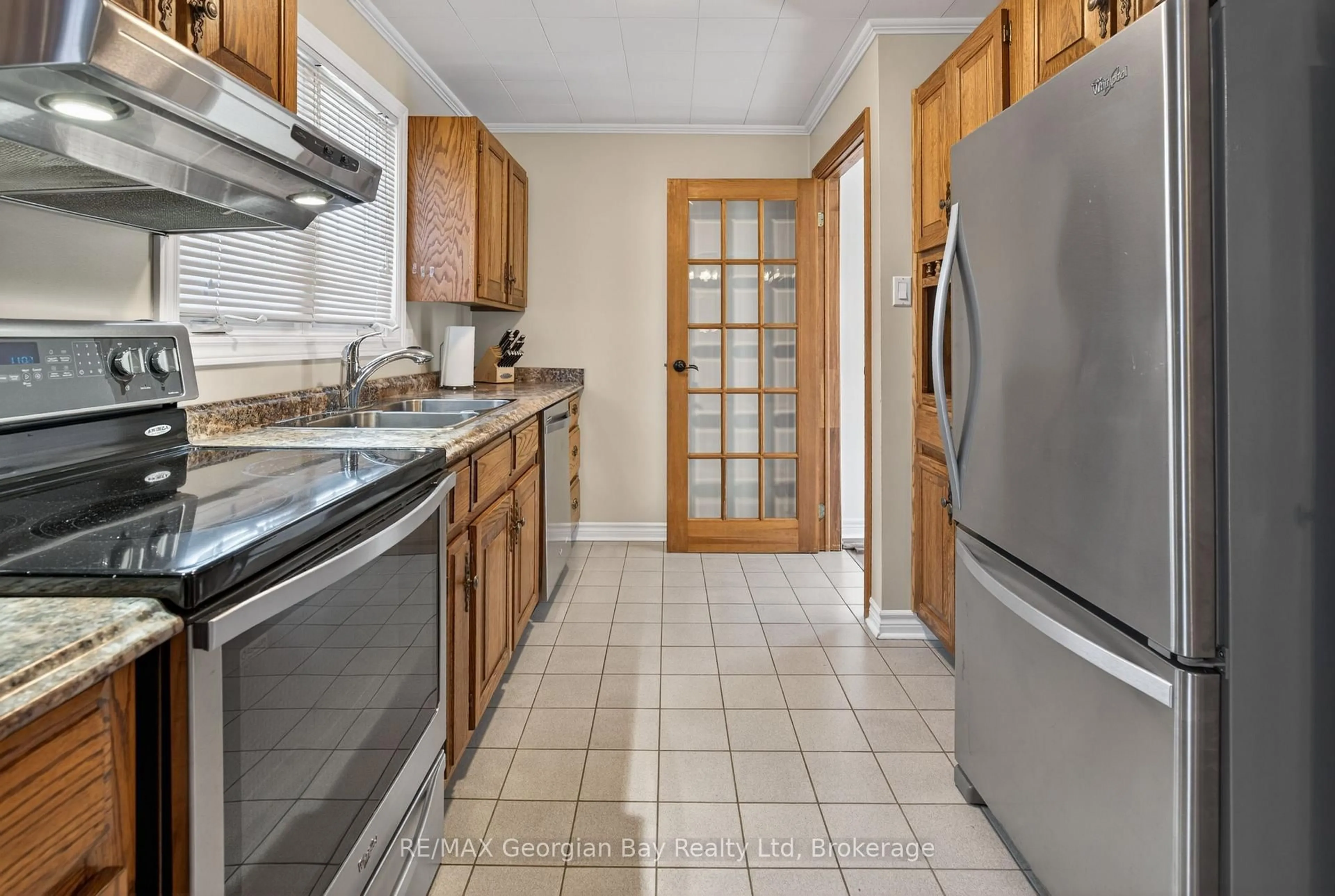 Standard kitchen, ceramic/tile floor for 919 Eighth Ave, Tay Ontario L0K 1R0