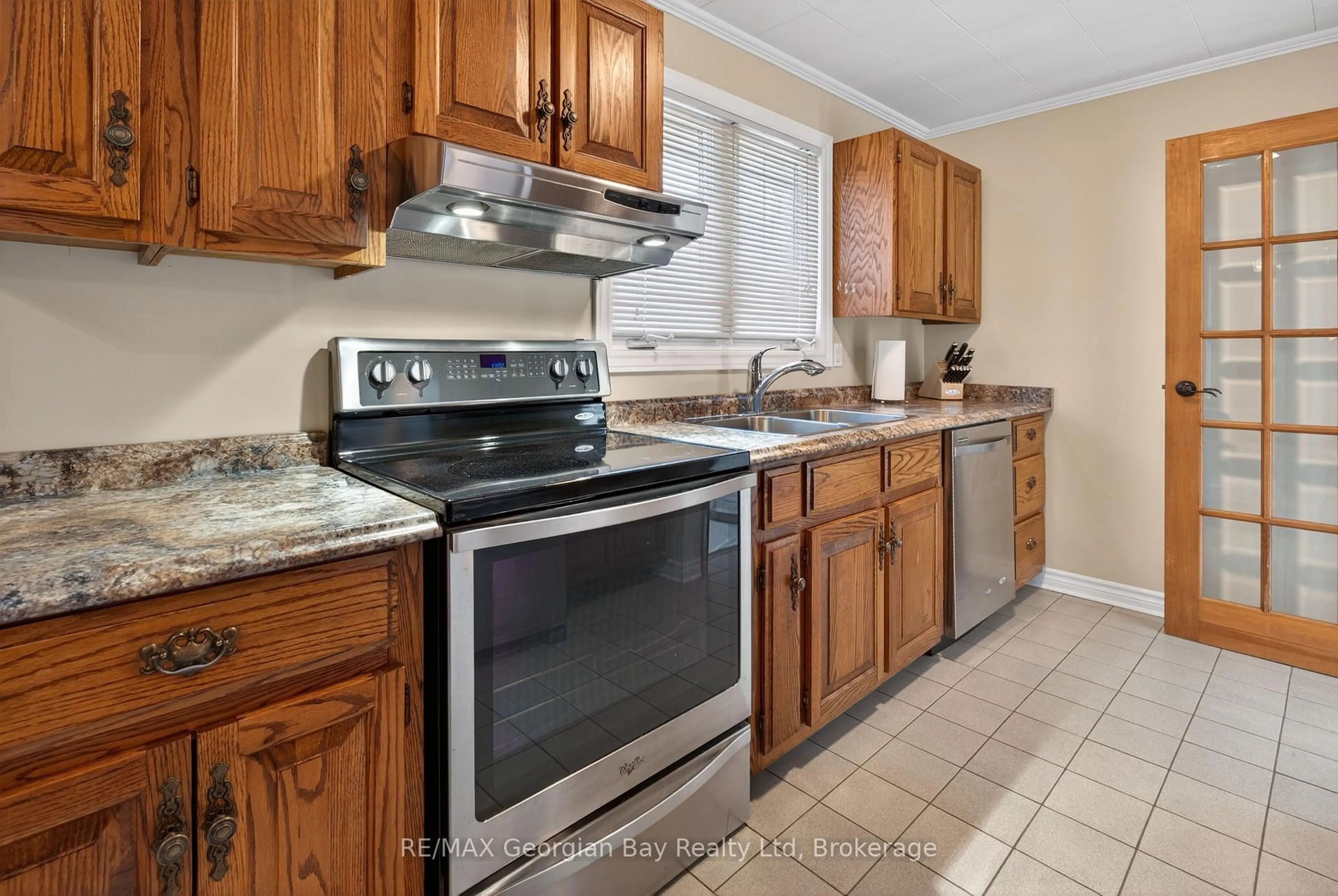 Standard kitchen, ceramic/tile floor for 919 Eighth Ave, Tay Ontario L0K 1R0