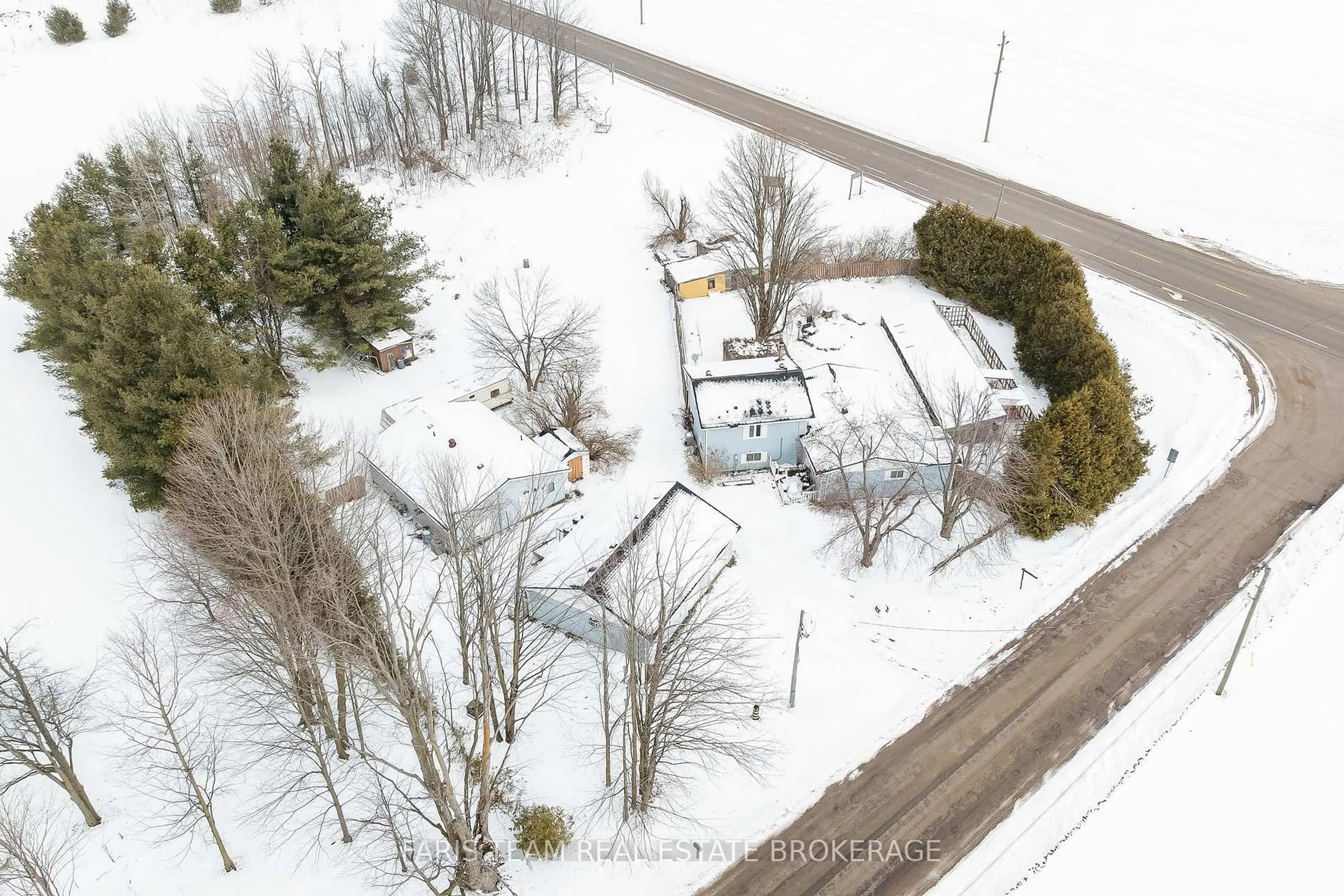 A pic from outside/outdoor area/front of a property/back of a property/a pic from drone, street for 1008 Rainbow Valley Rd, Springwater Ontario L0L 2K0