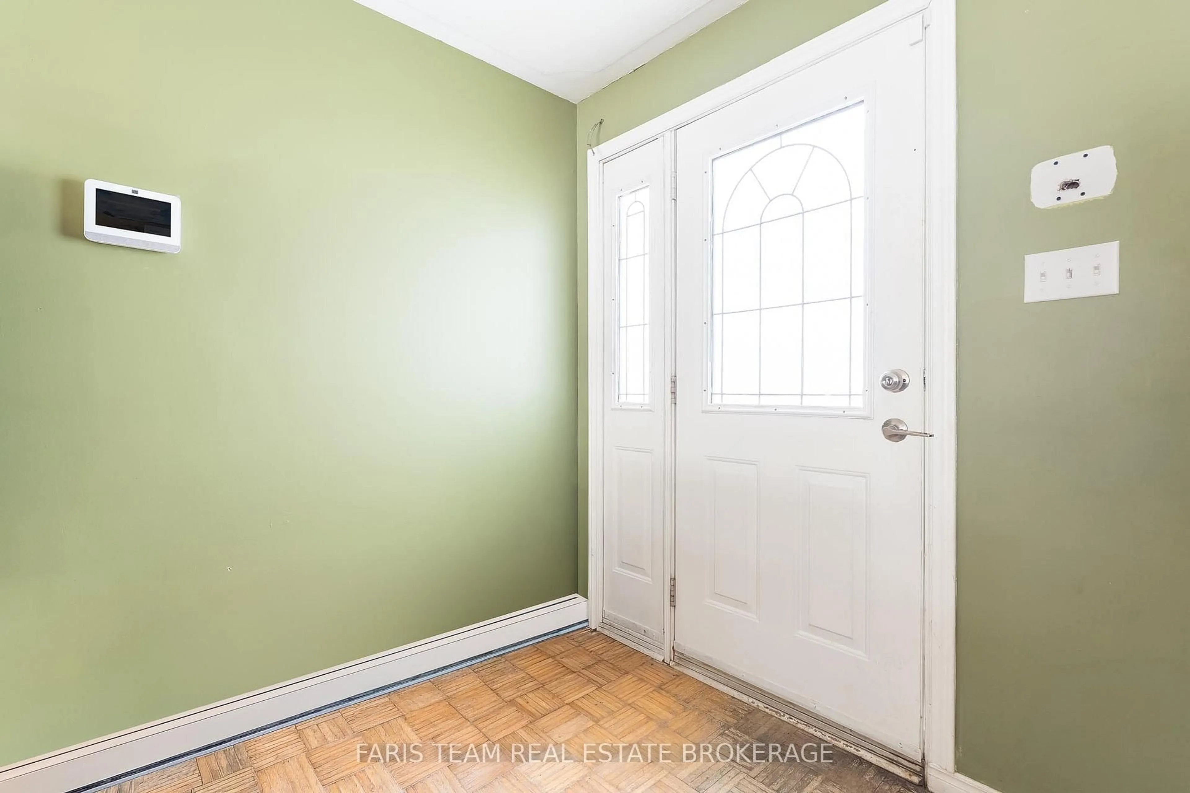 Indoor entryway for 1008 Rainbow Valley Rd, Springwater Ontario L0L 2K0