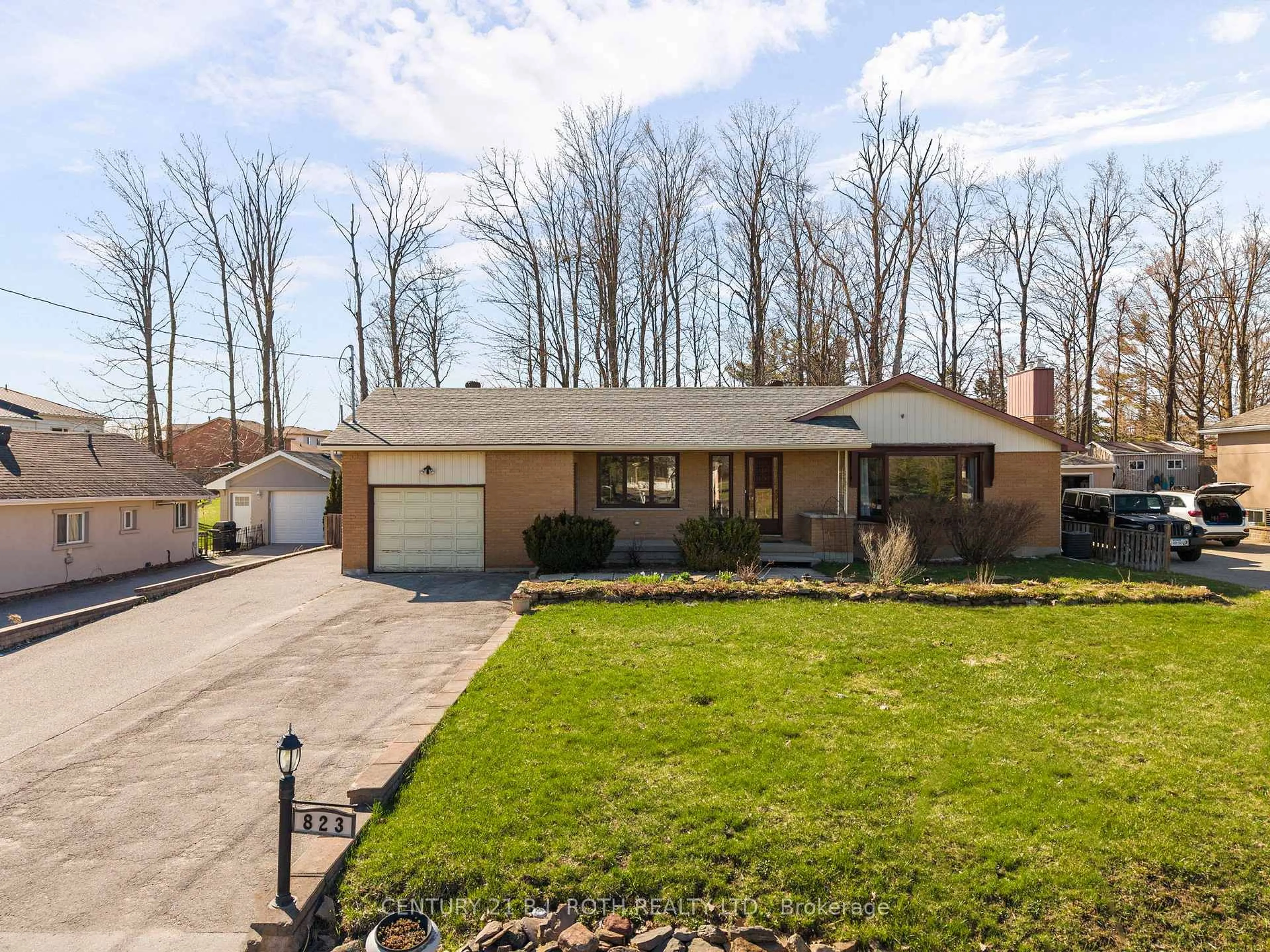 Home with brick exterior material, street for 823 Essa Rd, Barrie Ontario L4N 9G5