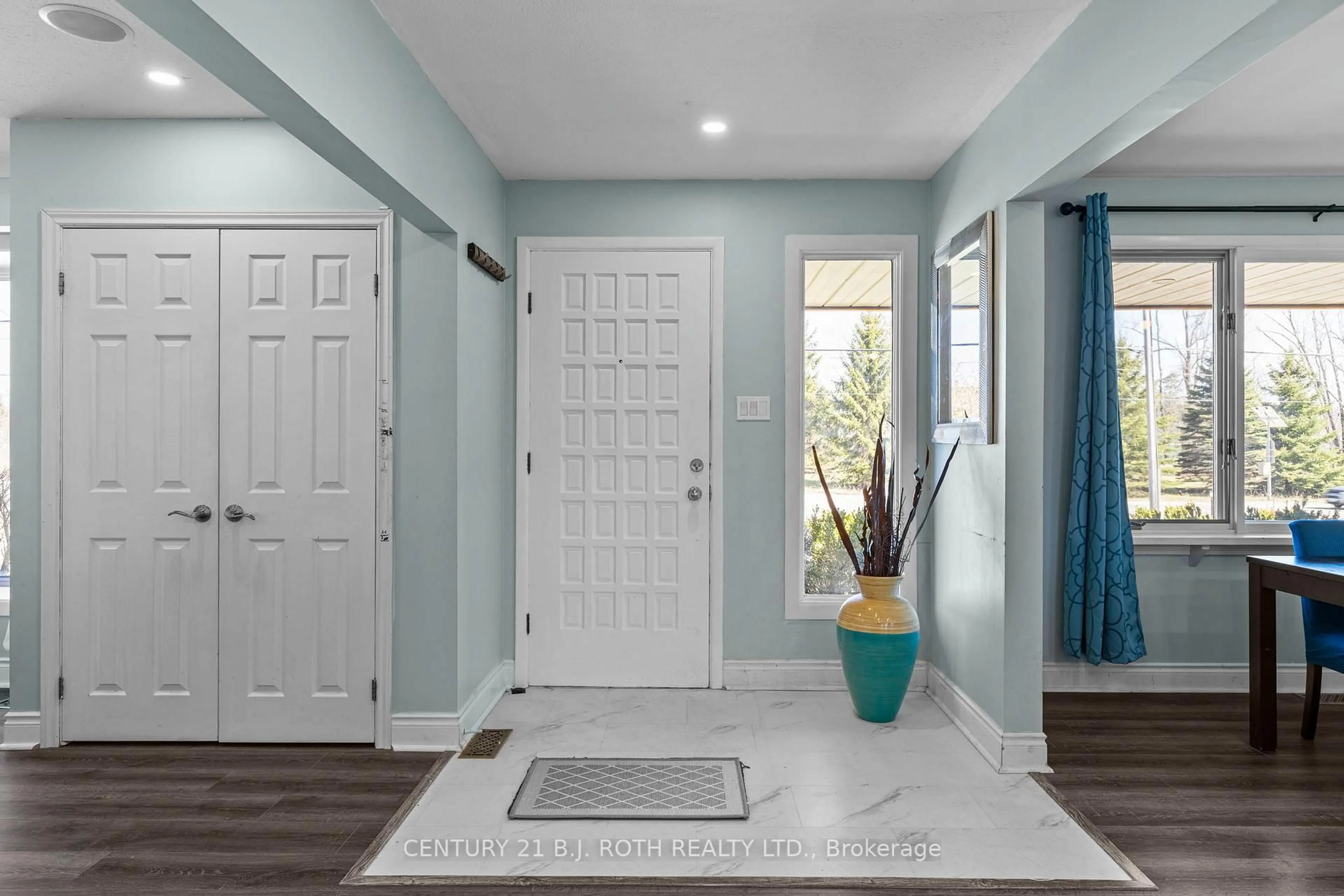 Indoor entryway for 823 Essa Rd, Barrie Ontario L4N 9G5