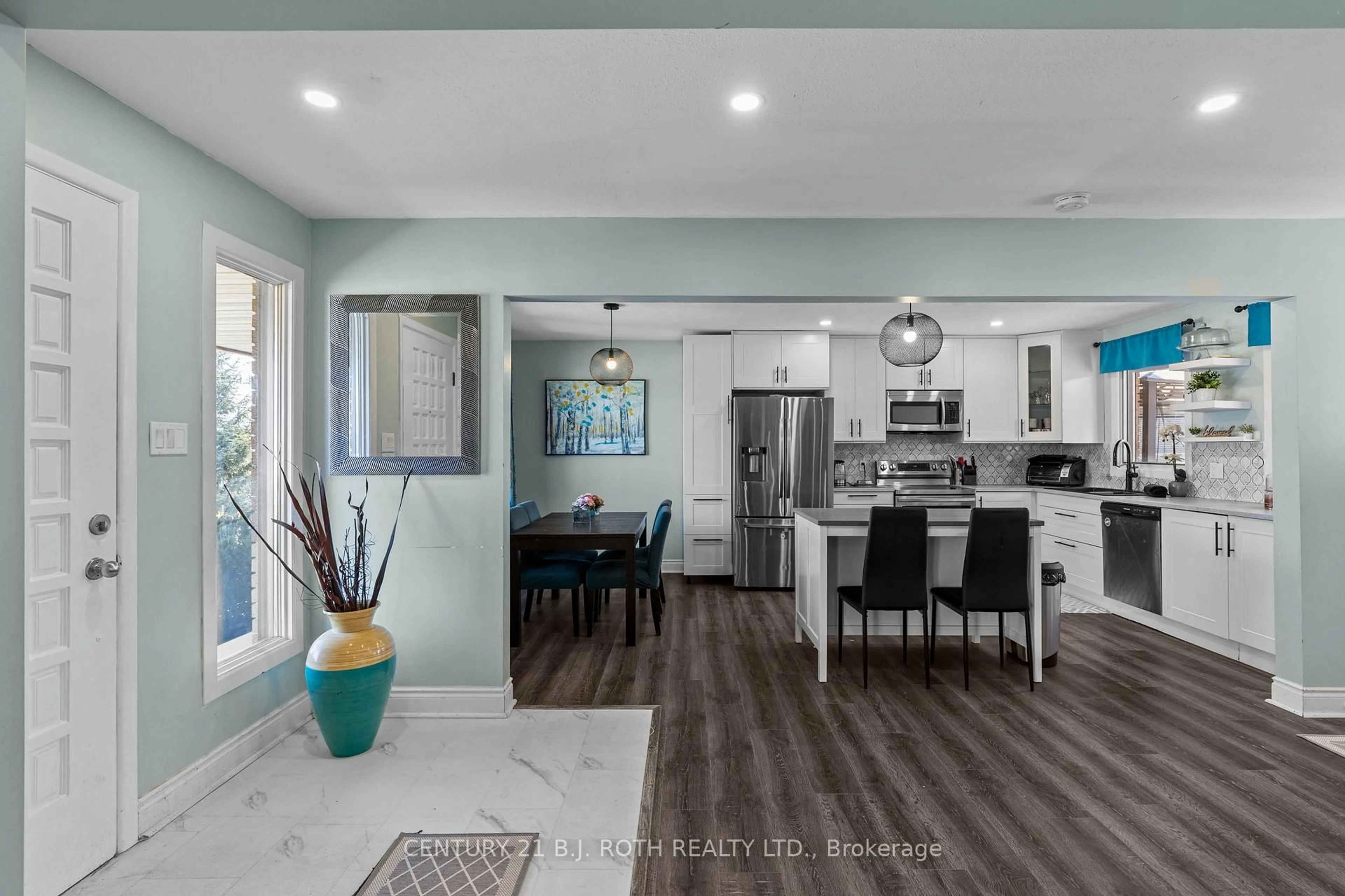 Open concept kitchen, ceramic/tile floor for 823 Essa Rd, Barrie Ontario L4N 9G5