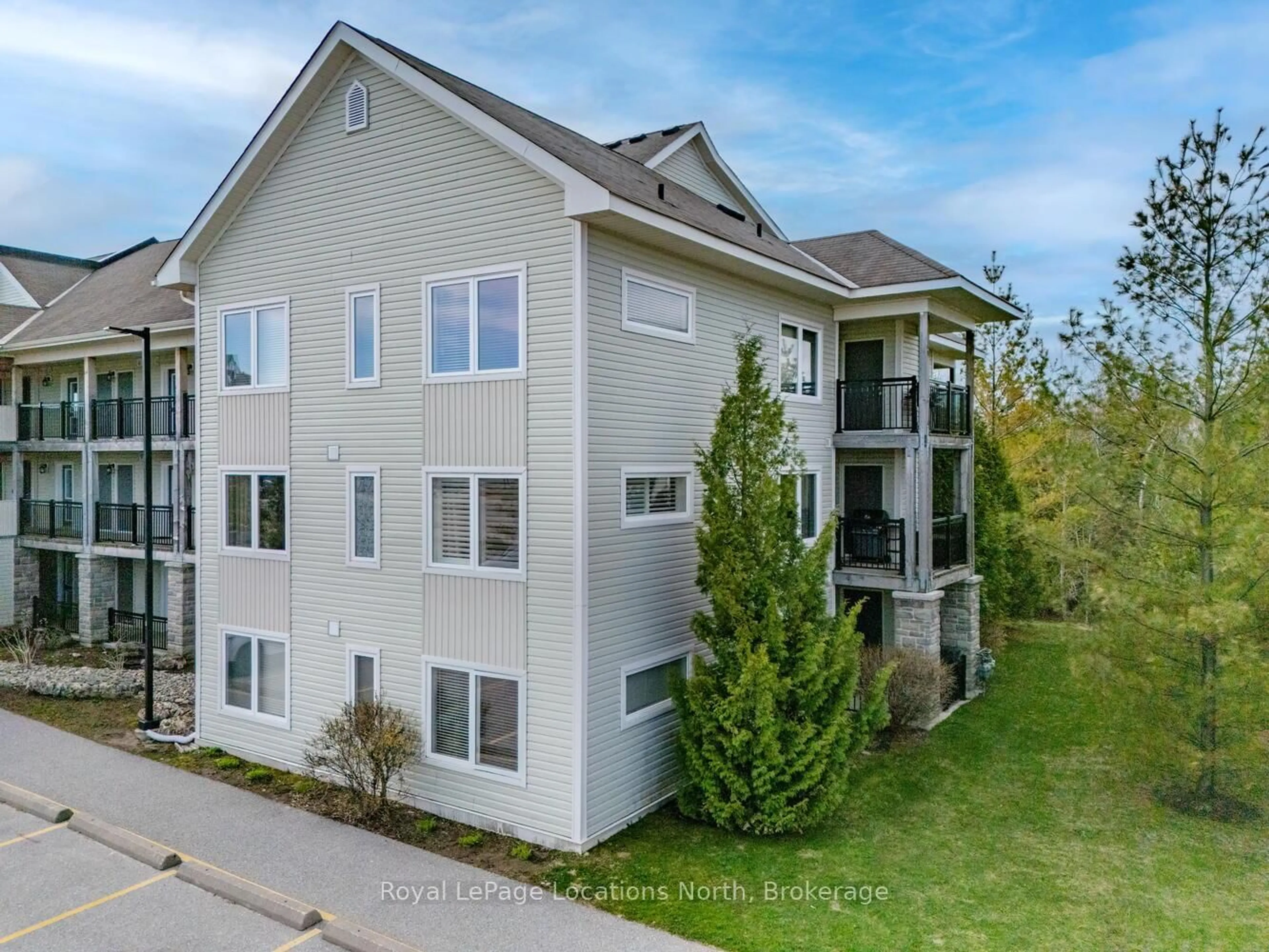 A pic from outside/outdoor area/front of a property/back of a property/a pic from drone, unknown for 6 BRANDY LANE Dr #208, Collingwood Ontario L9Y 0X4