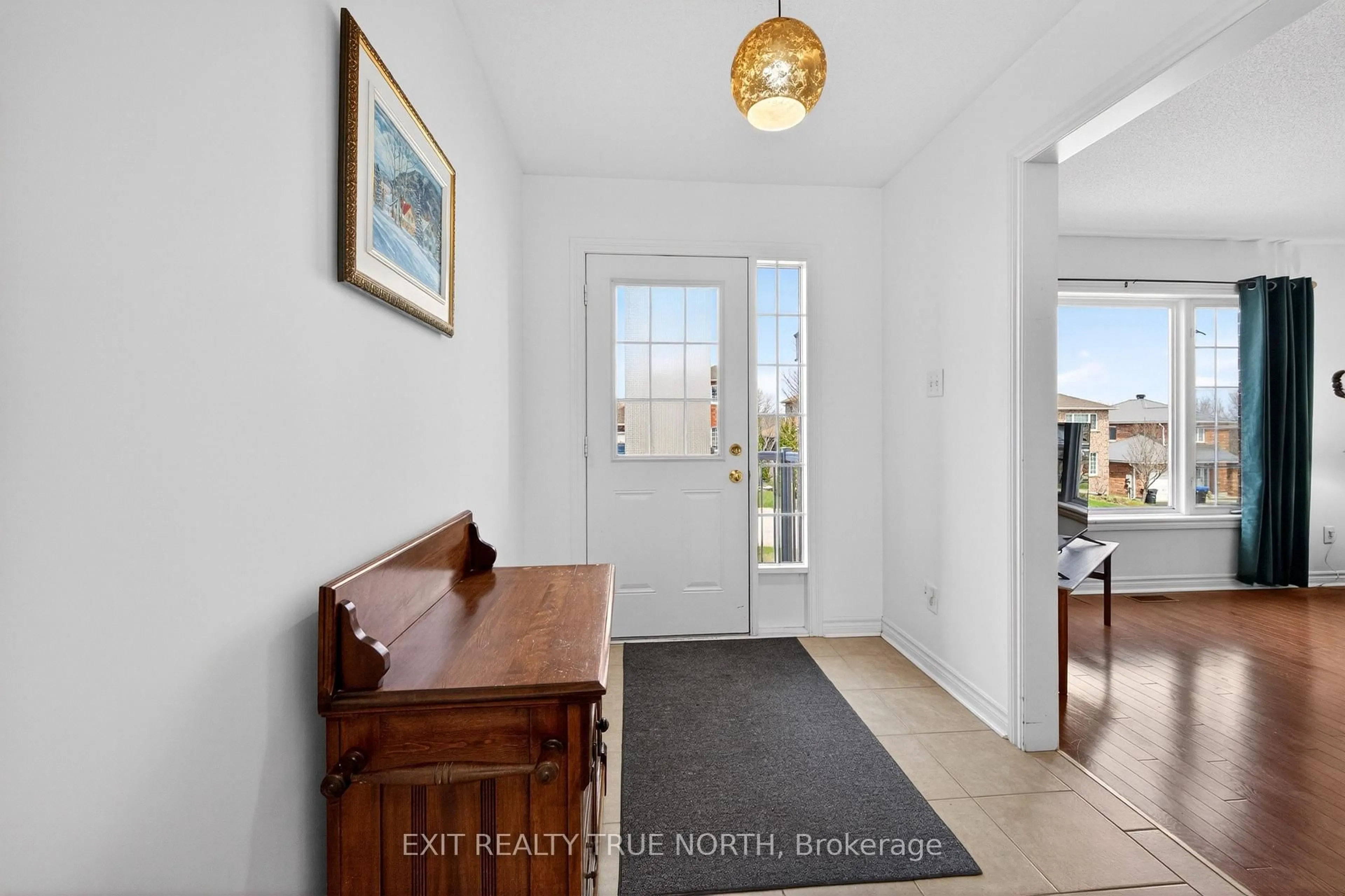 Indoor entryway for 1021 Whitney Cres, Midland Ontario L4R 5N3