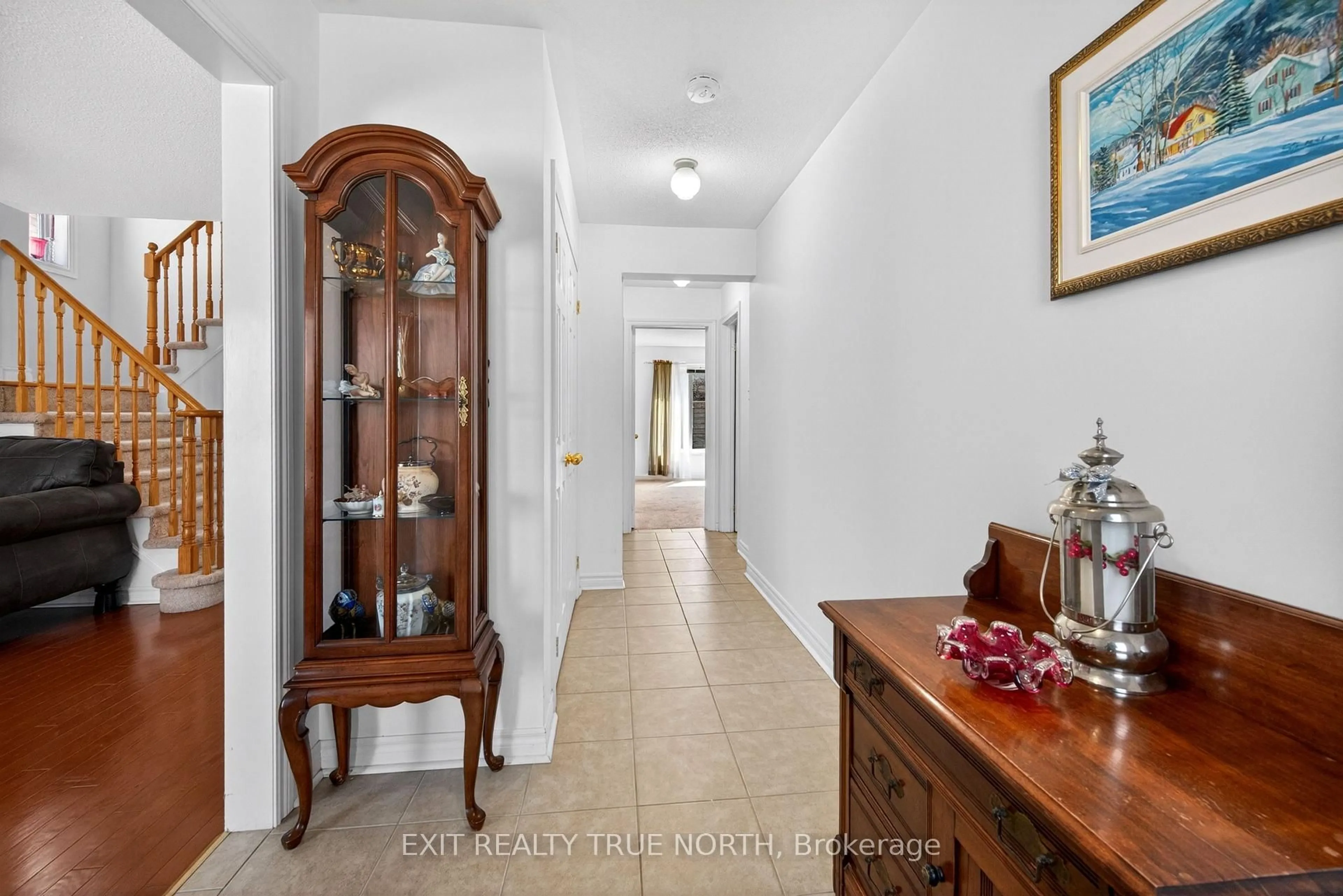 Indoor foyer for 1021 Whitney Cres, Midland Ontario L4R 5N3