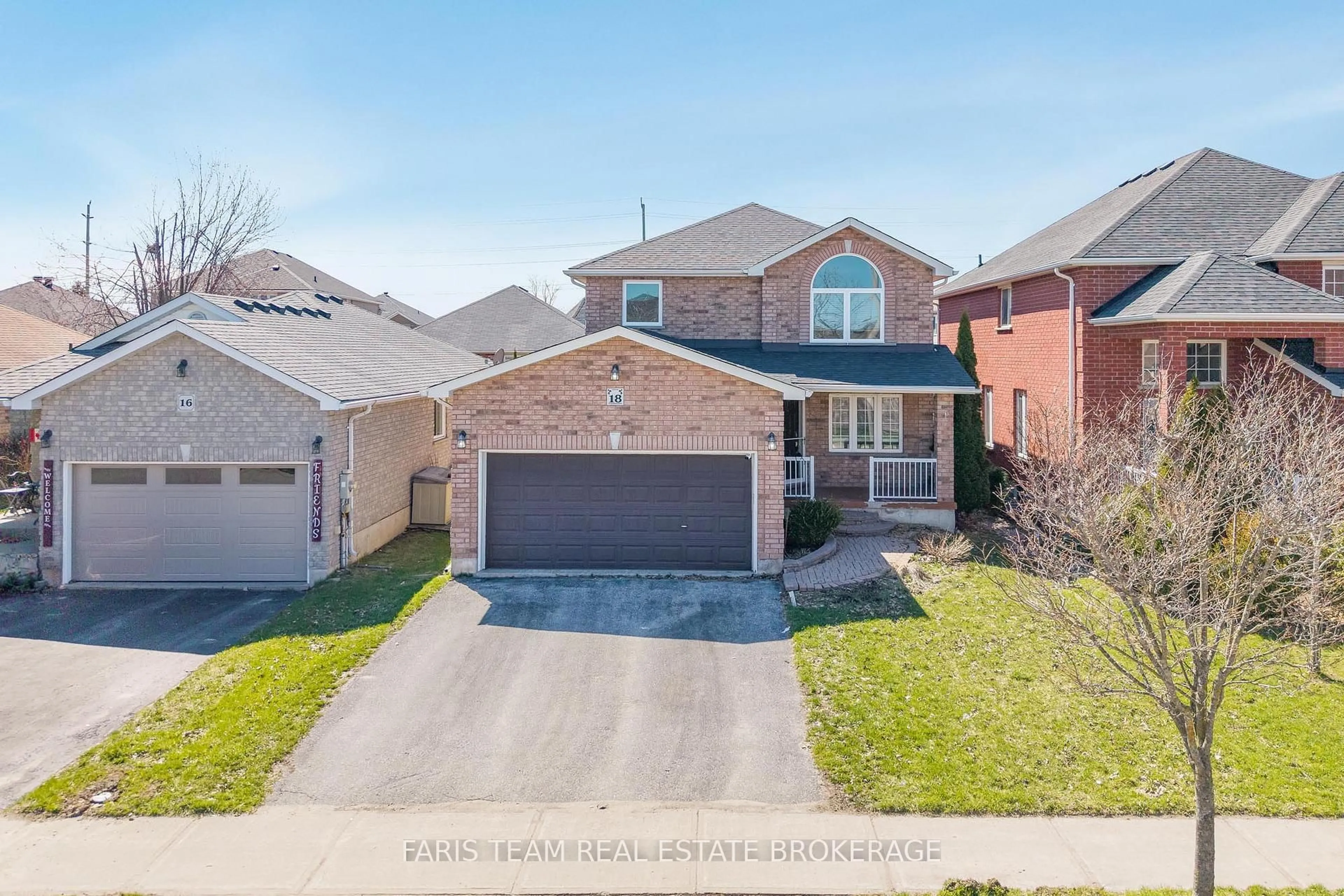 A pic from outside/outdoor area/front of a property/back of a property/a pic from drone, street for 18 Balmoral Pl, Barrie Ontario L4N 0Y9