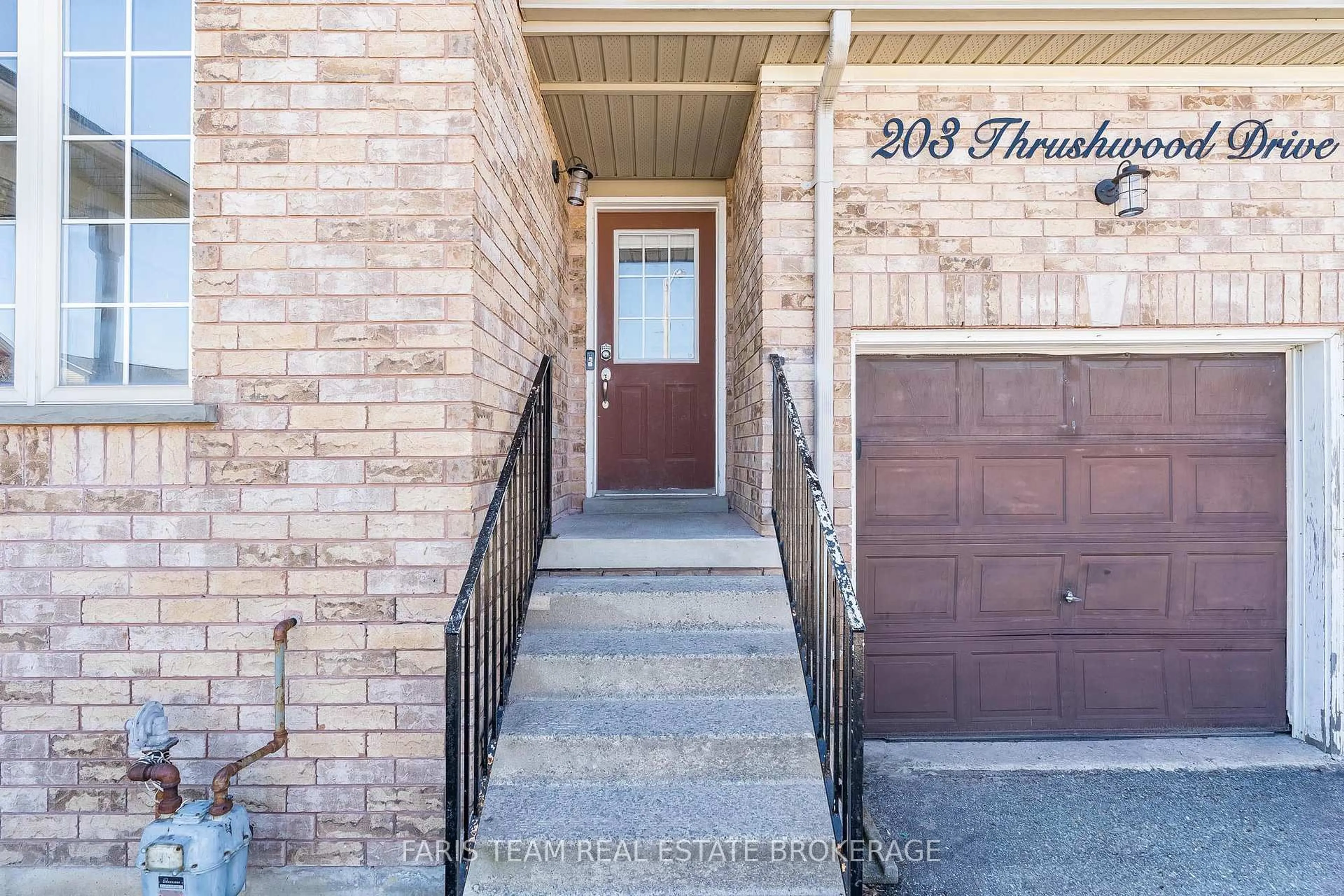Indoor entryway for 203 Thrushwood Dr, Barrie Ontario L4N 0Z1