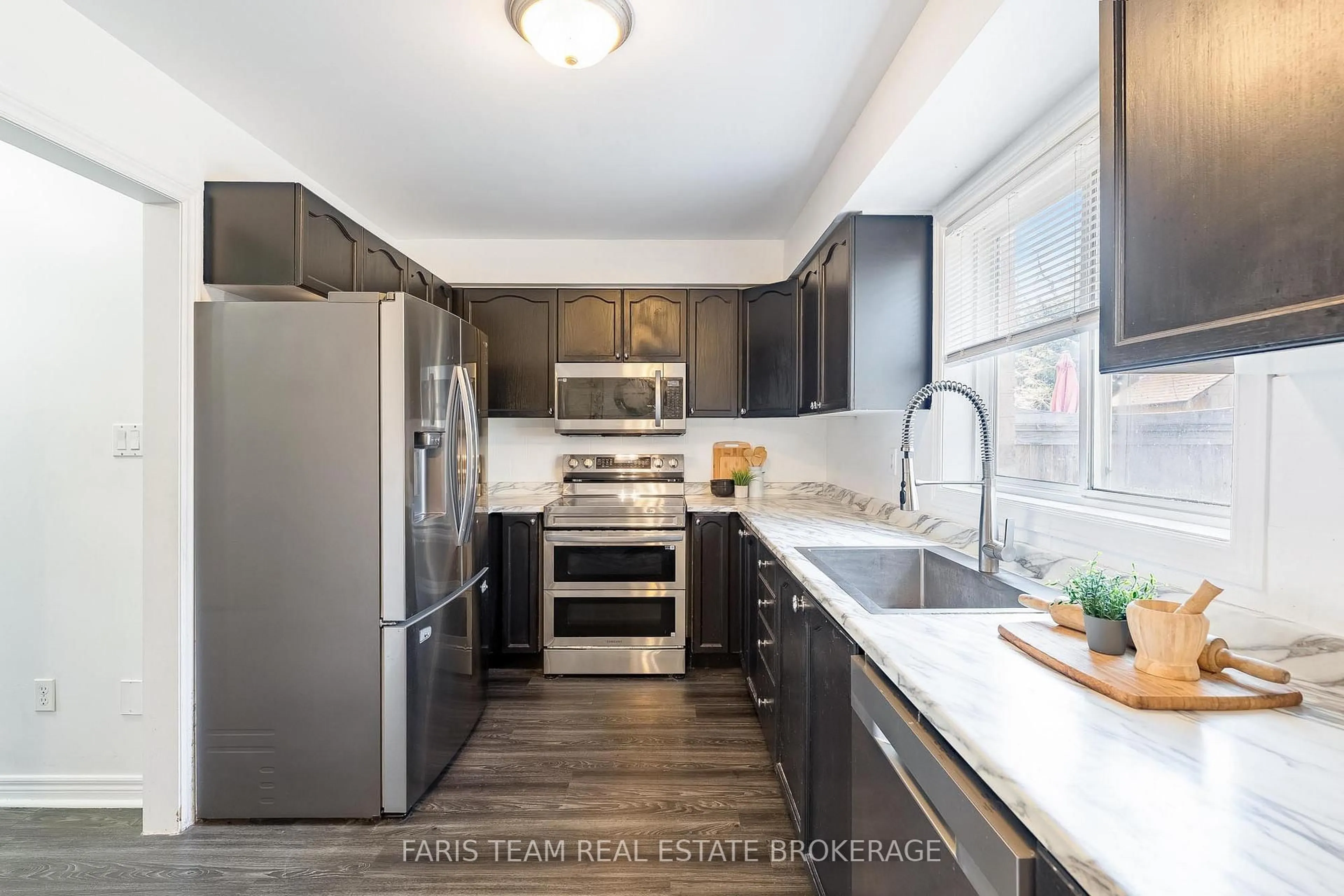 Unknown for 203 Thrushwood Dr, Barrie Ontario L4N 0Z1