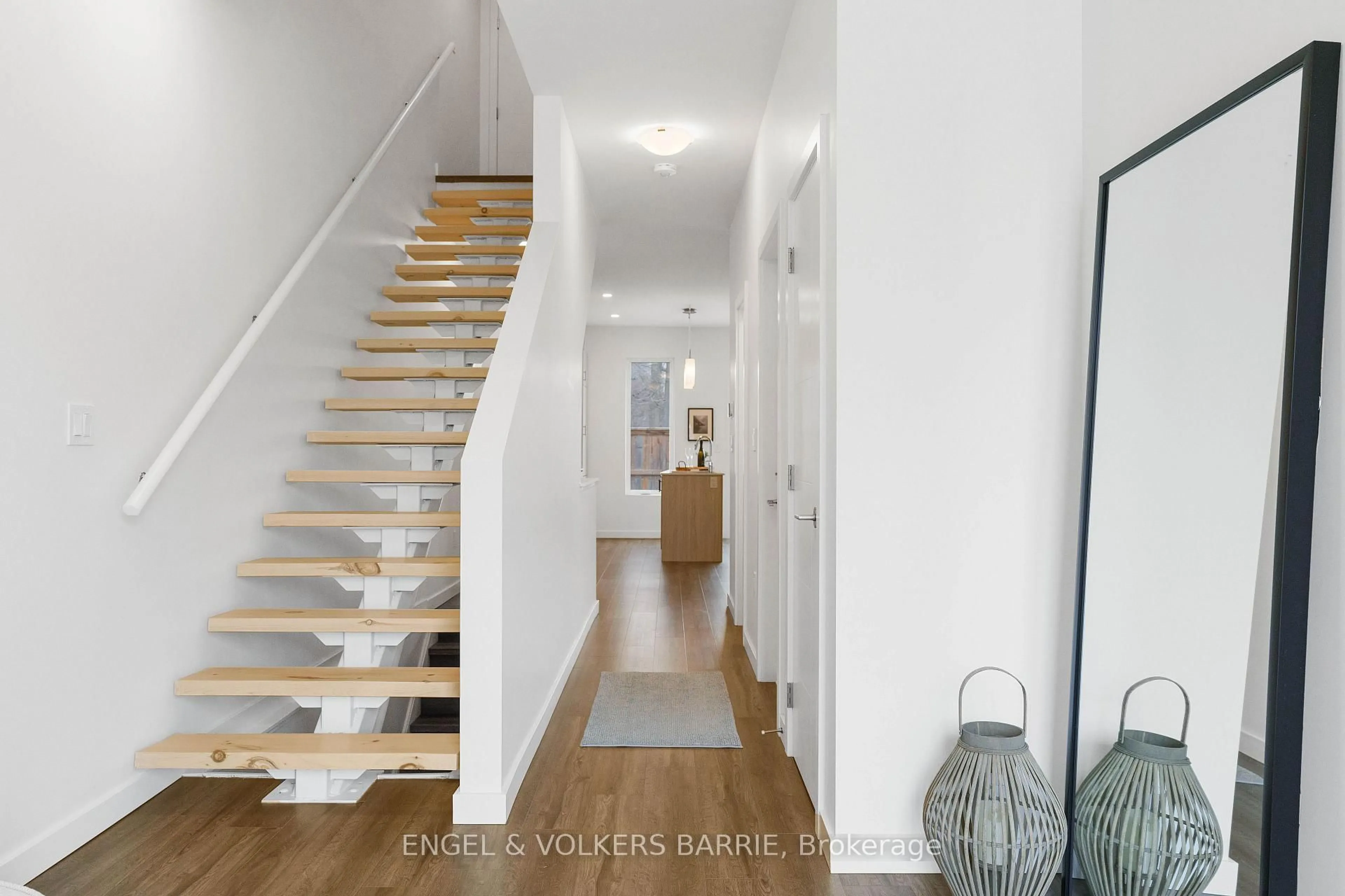 Indoor entryway for 142 Athabaska Rd, Barrie Ontario L4N 8E5