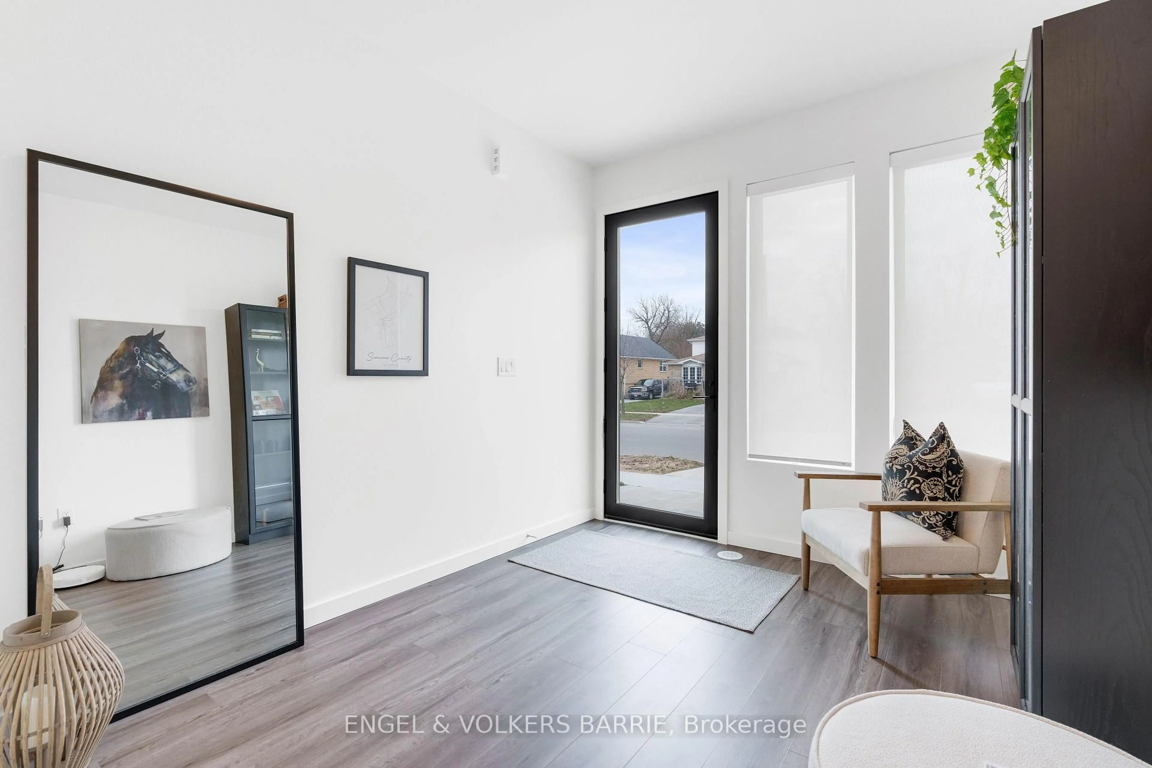 Indoor entryway for 142 Athabaska Rd, Barrie Ontario L4N 8E5