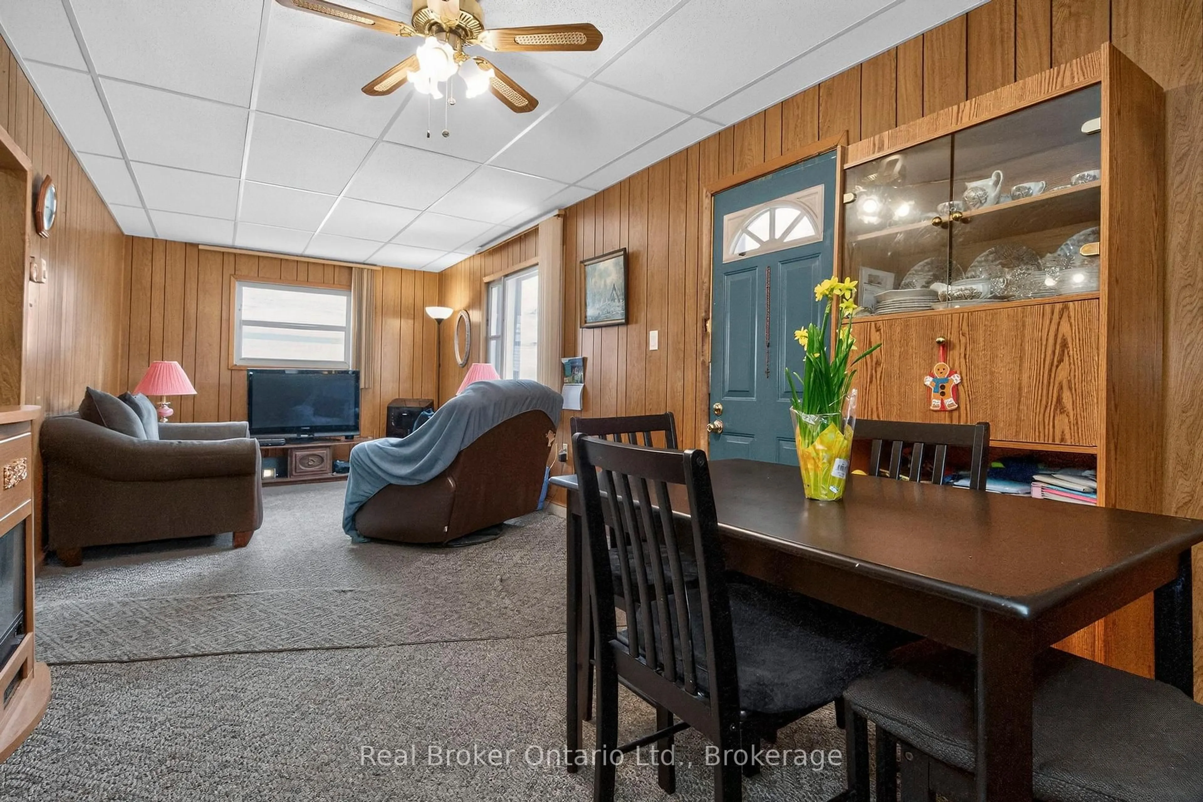 Dining room, wood/laminate floor for 156 Silver Birch Cres, Tay Ontario L0K 1R0