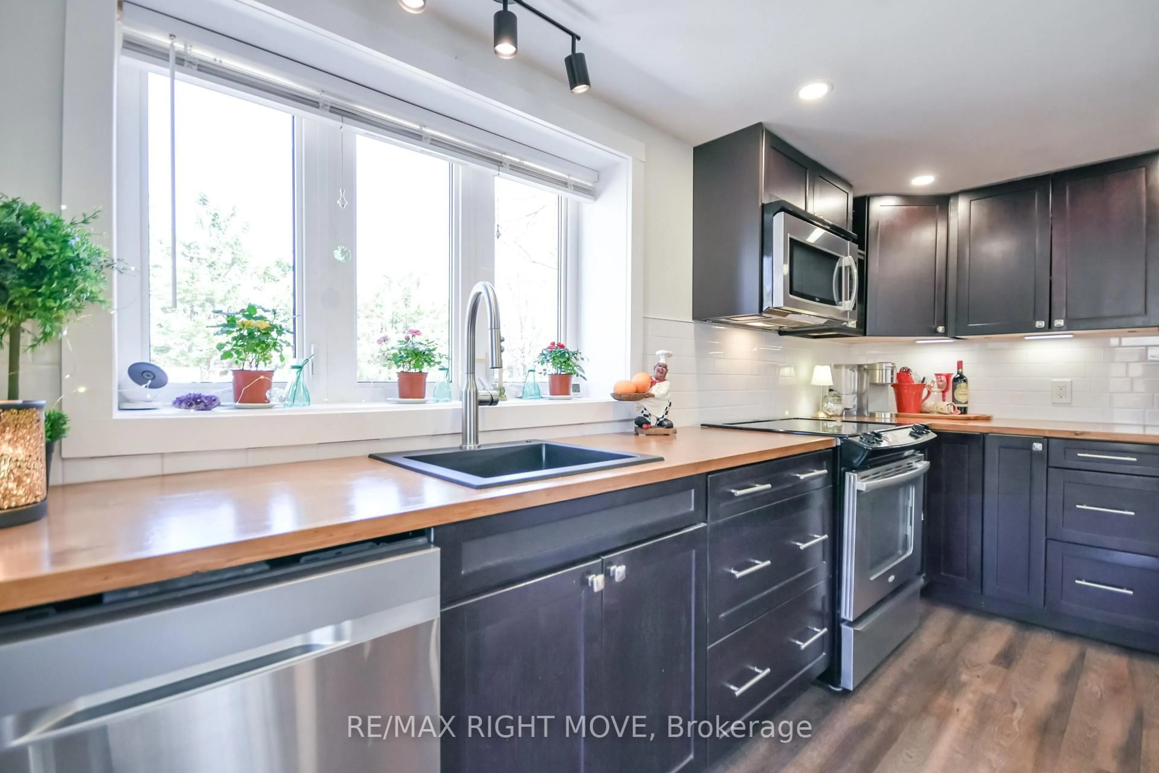 Contemporary kitchen, unknown for 51 Walker Ave, Orillia Ontario L3V 6G9