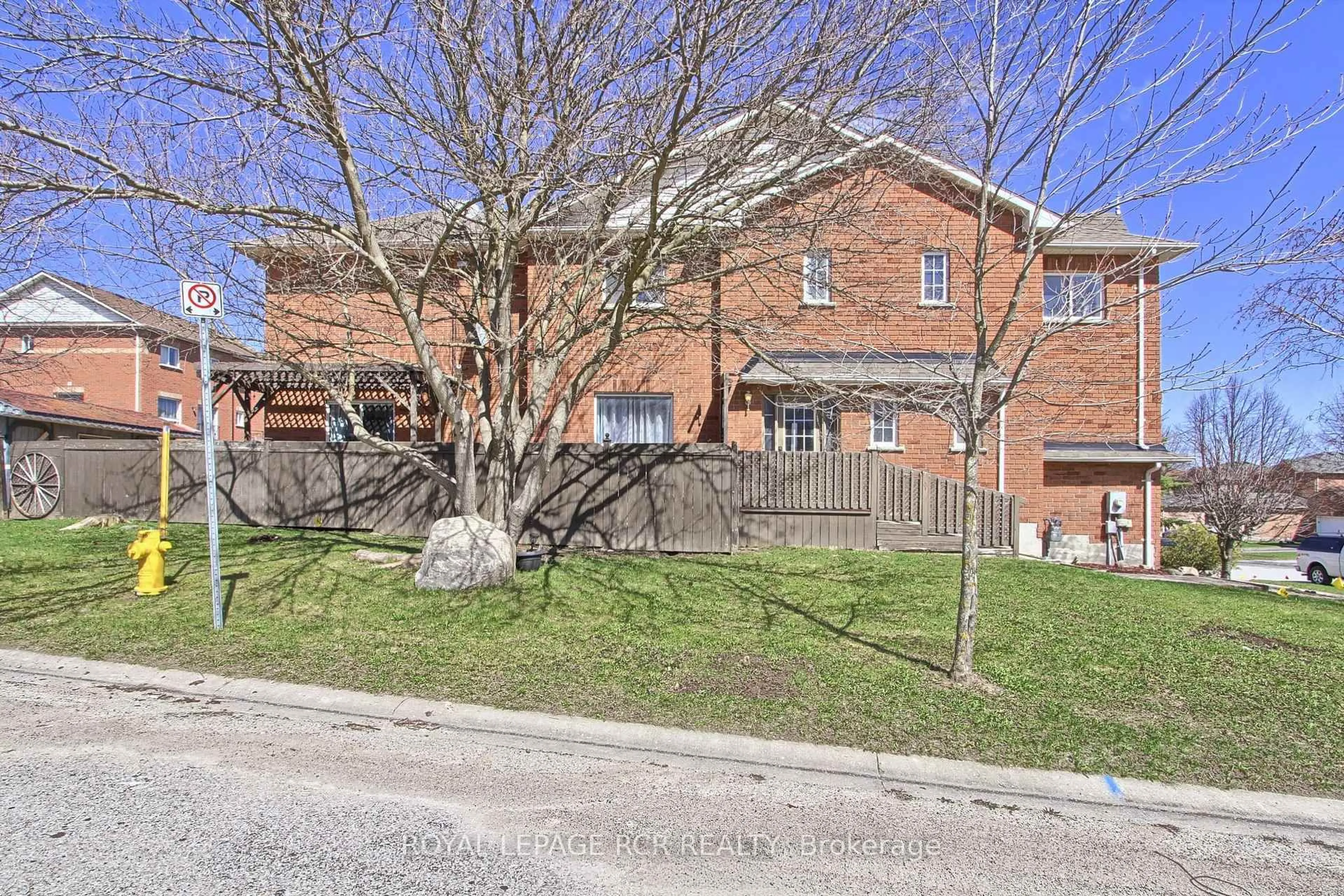 A pic from outside/outdoor area/front of a property/back of a property/a pic from drone, street for 74 Drake Dr, Barrie Ontario L4N 8X4