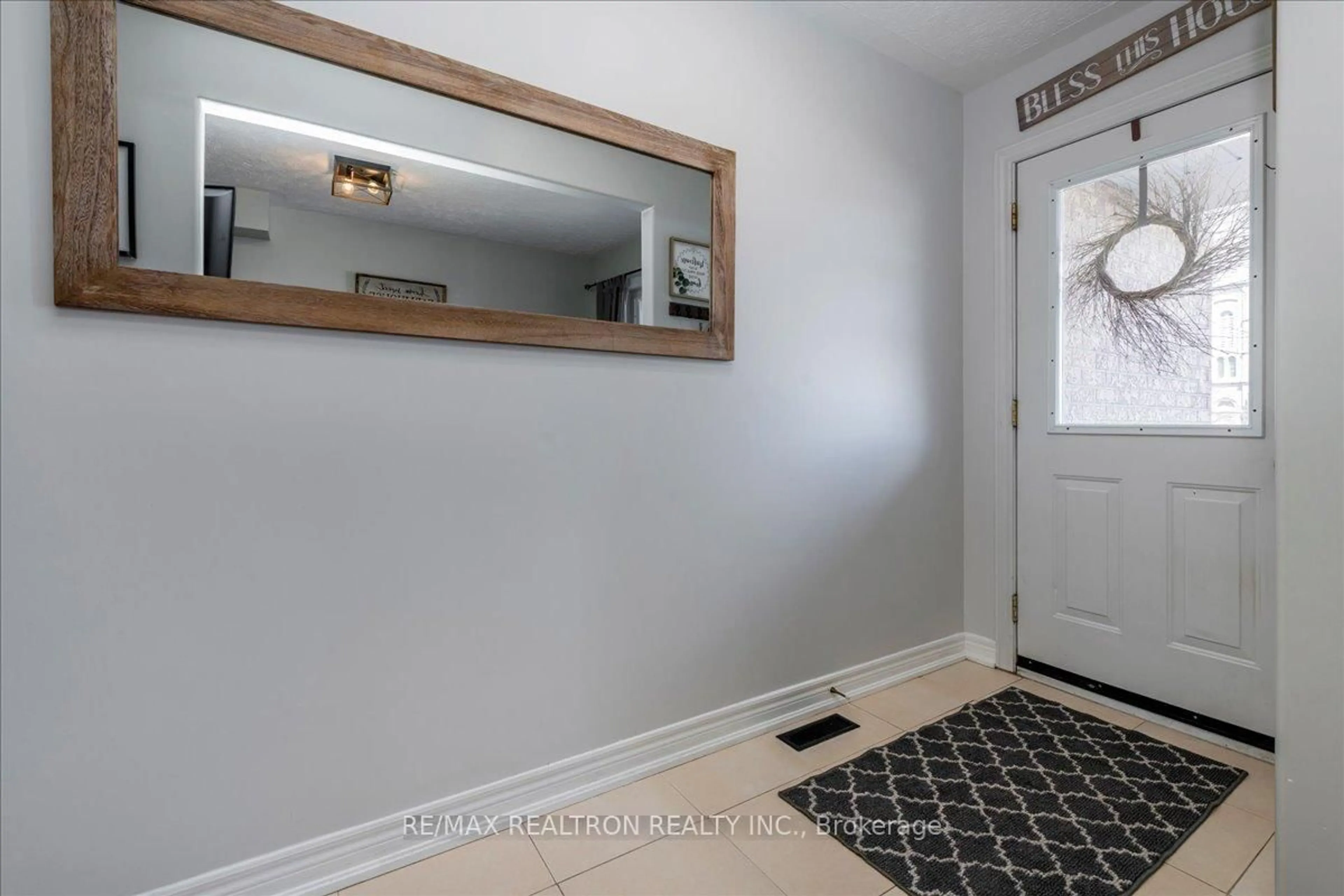 Indoor entryway for 24 Owen St, Penetanguishene Ontario L9M 1M8