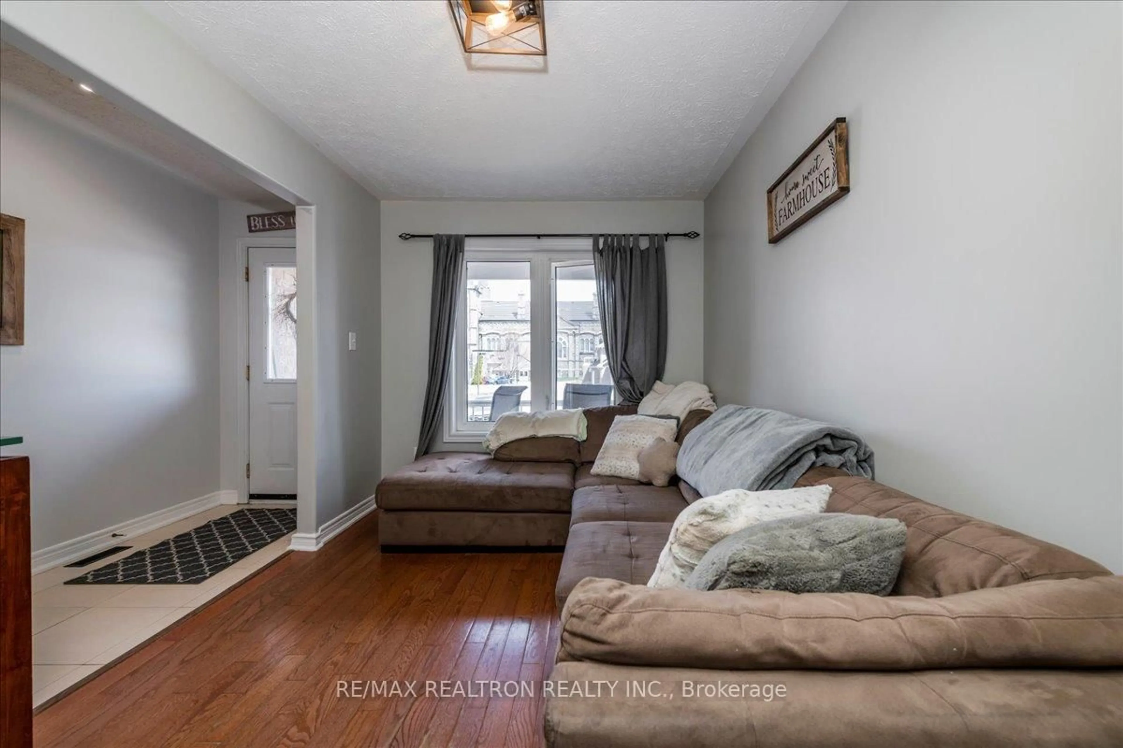 Living room with furniture, unknown for 24 Owen St, Penetanguishene Ontario L9M 1M8