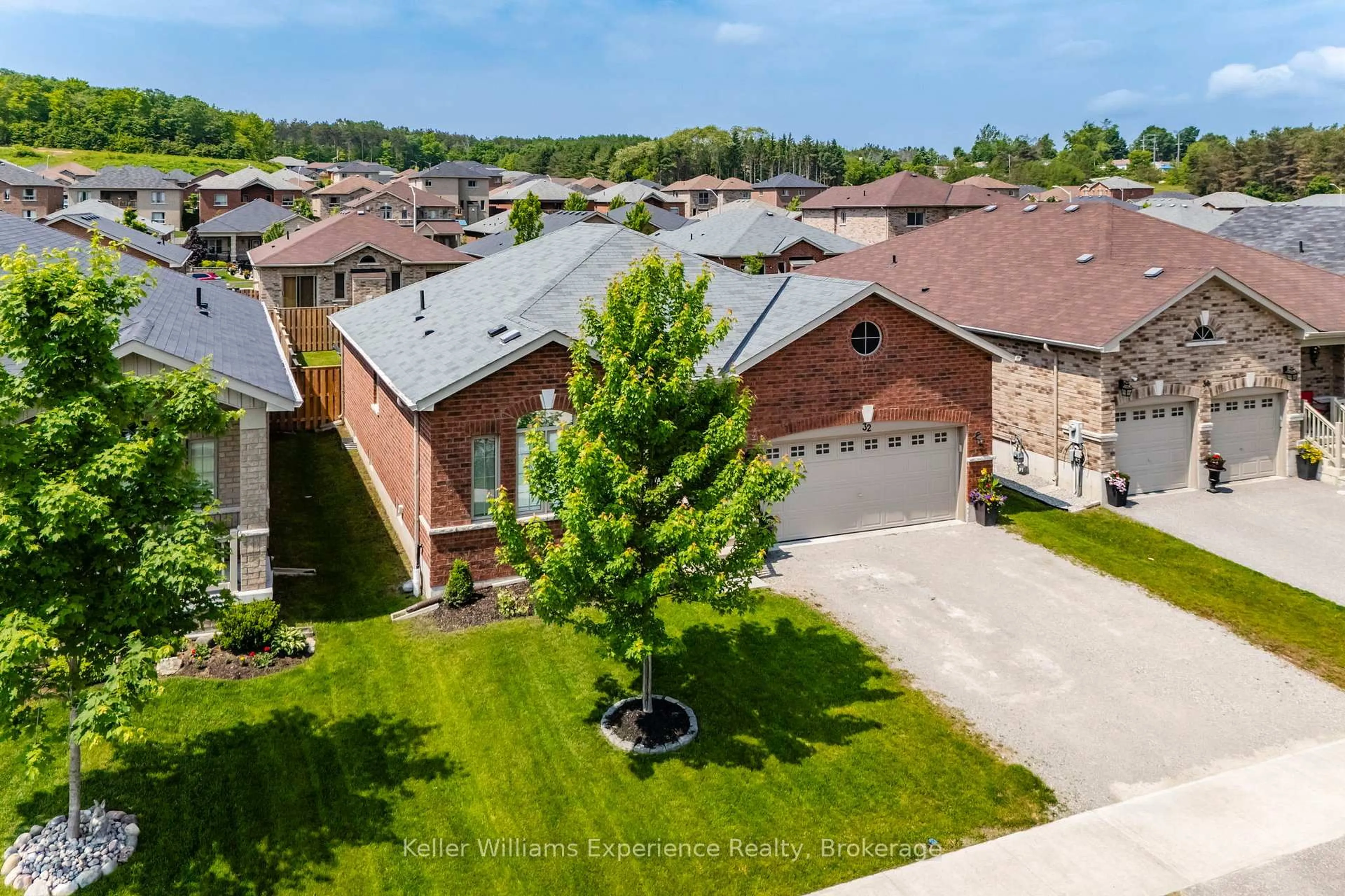 A pic from outside/outdoor area/front of a property/back of a property/a pic from drone, street for 32 Hatton Dr, Penetanguishene Ontario L9M 0V6