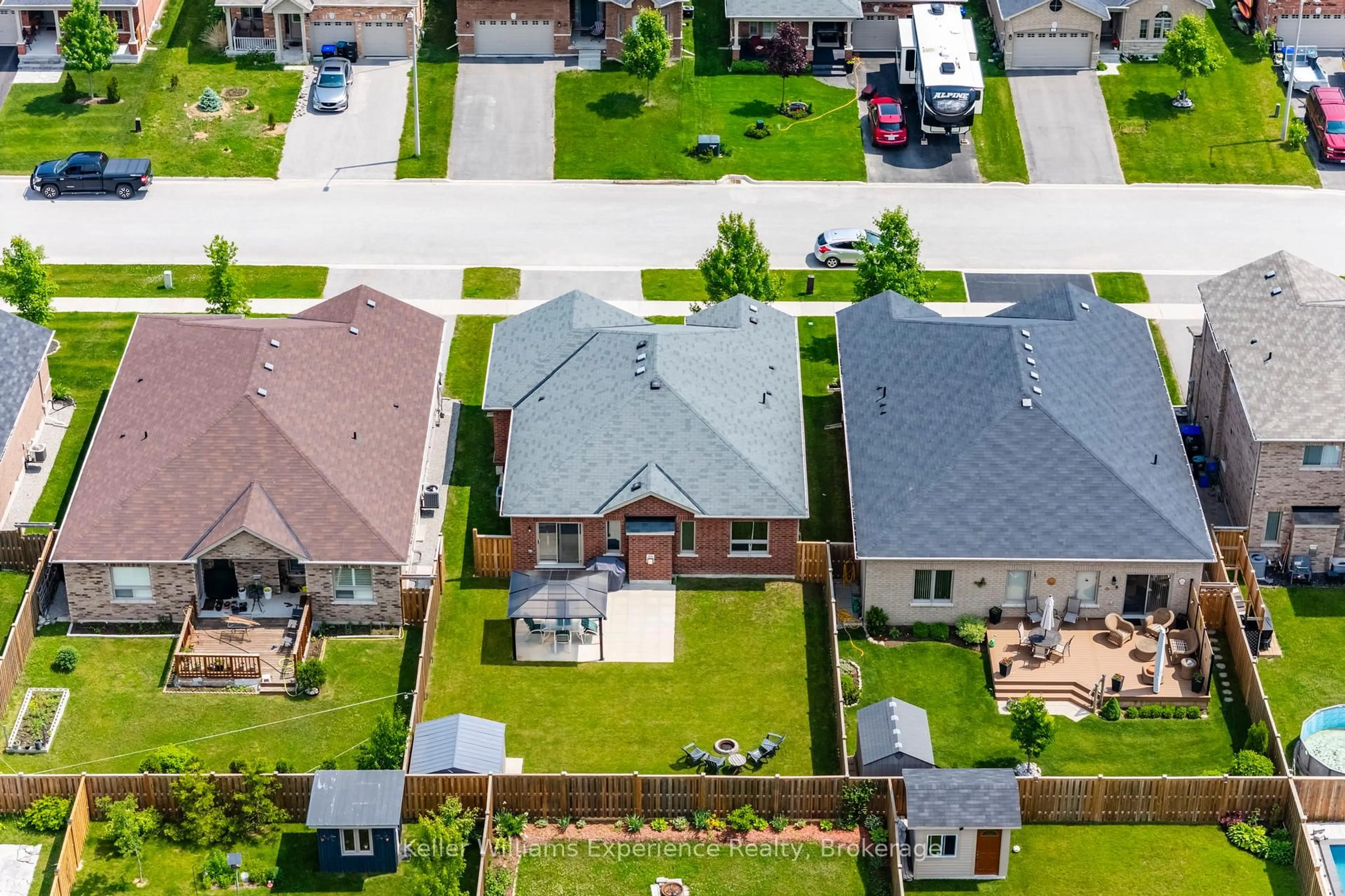 A pic from outside/outdoor area/front of a property/back of a property/a pic from drone, street for 32 Hatton Dr, Penetanguishene Ontario L9M 0V6