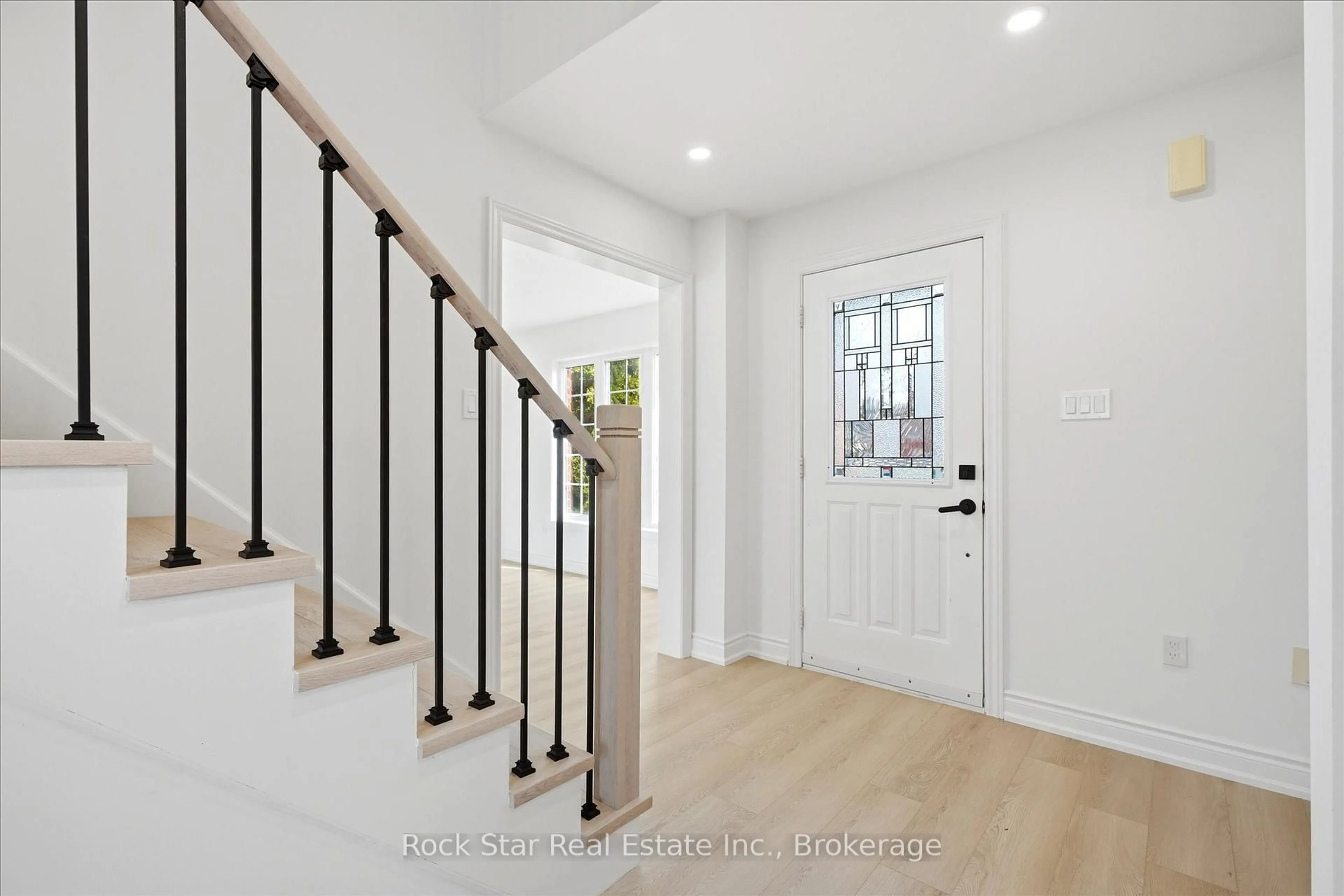 Indoor entryway for 20 Knupp Rd, Barrie Ontario L4N 0P6