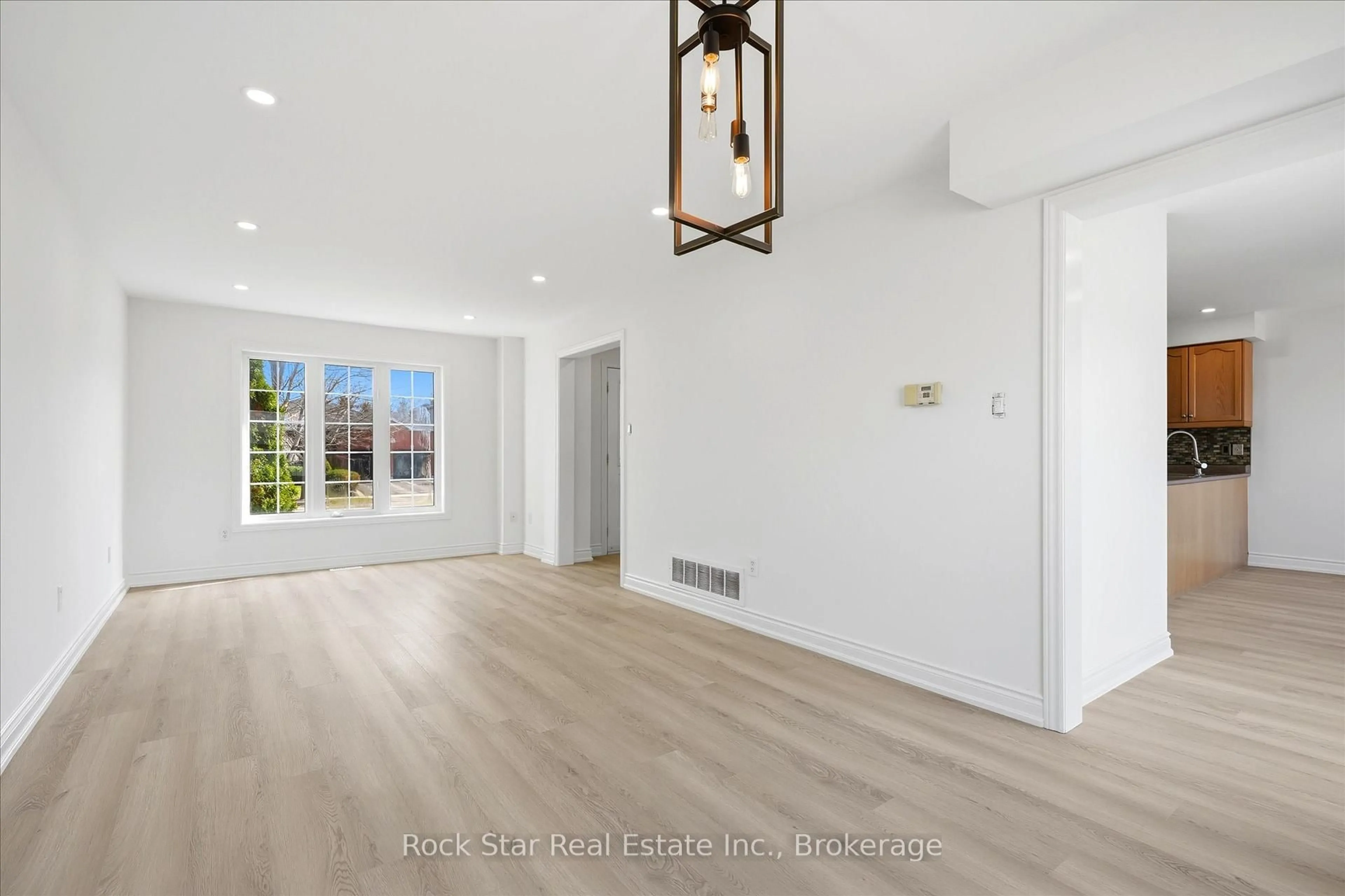 Indoor entryway for 20 Knupp Rd, Barrie Ontario L4N 0P6