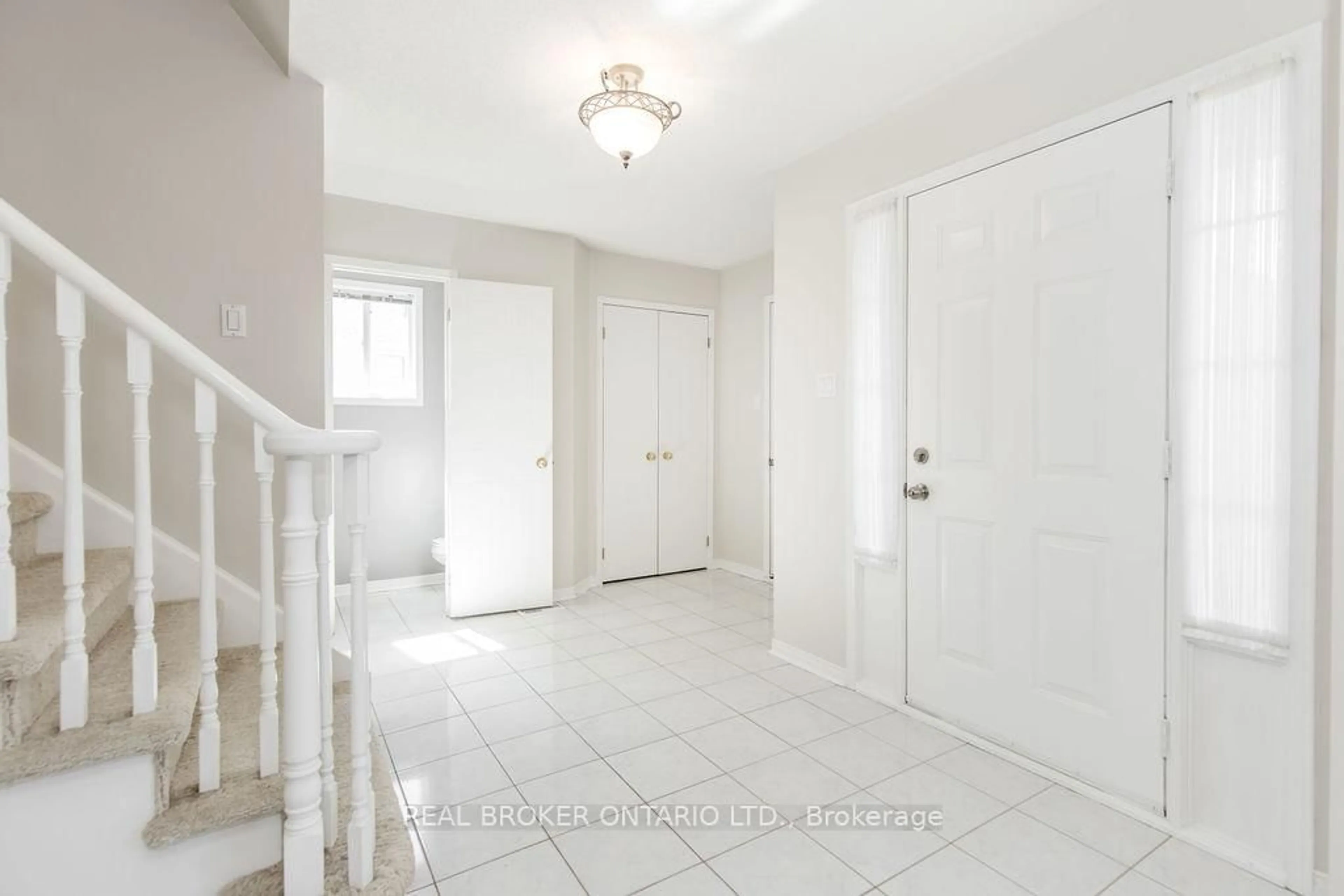 Indoor entryway for 65 Benson Dr, Barrie Ontario L4N 7Y2