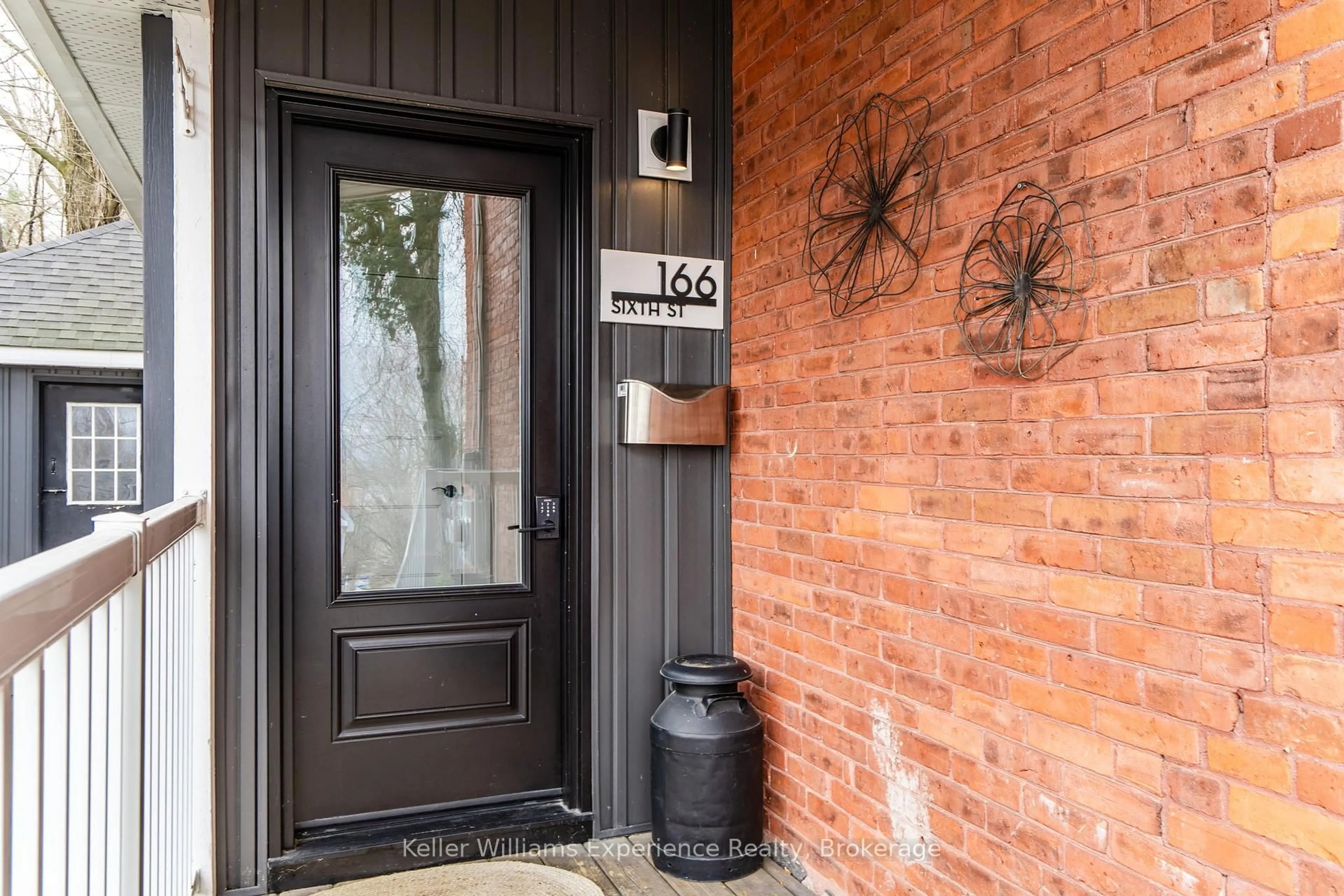 Indoor entryway for 166 Sixth St, Midland Ontario L4R 3X6