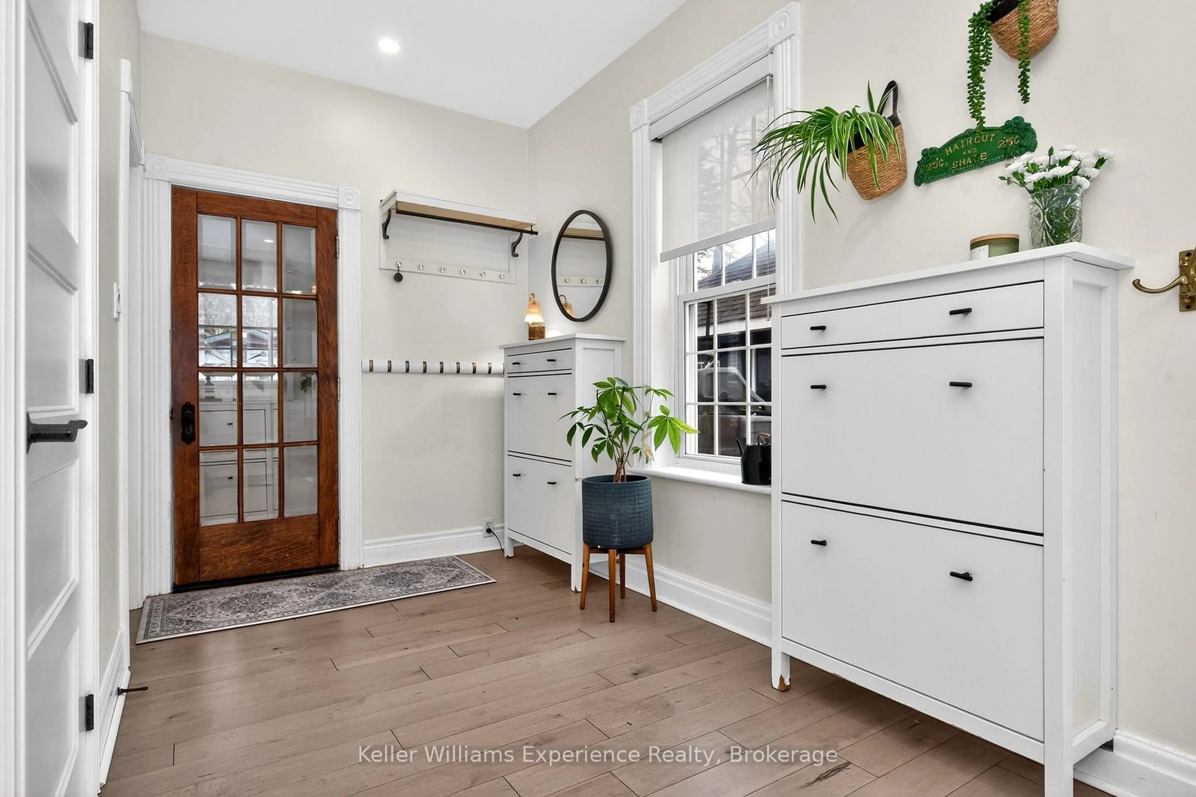 Indoor entryway for 166 Sixth St, Midland Ontario L4R 3X6