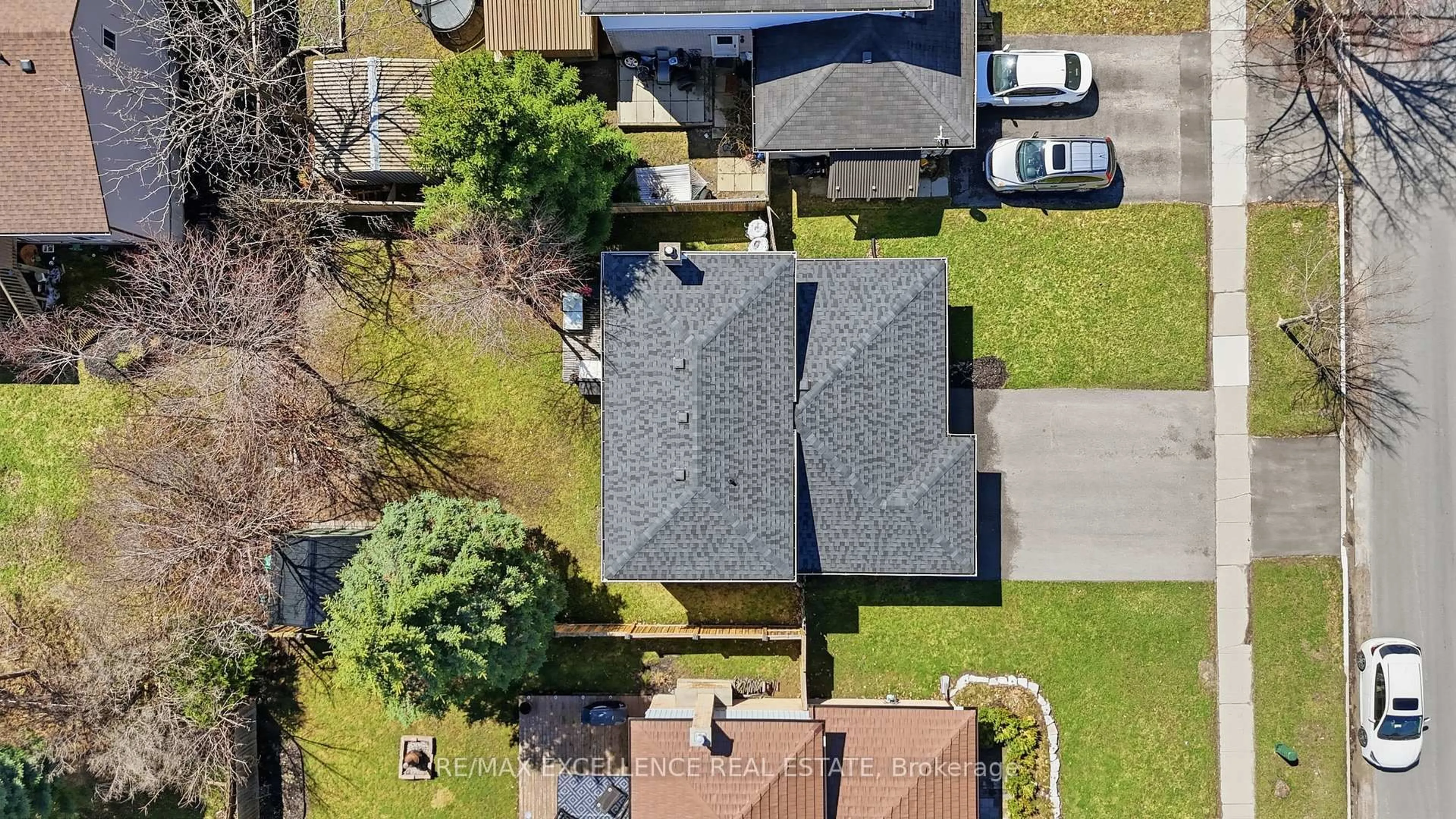 A pic from outside/outdoor area/front of a property/back of a property/a pic from drone, street for 277 Nelson St, Barrie Ontario L4M 5P6